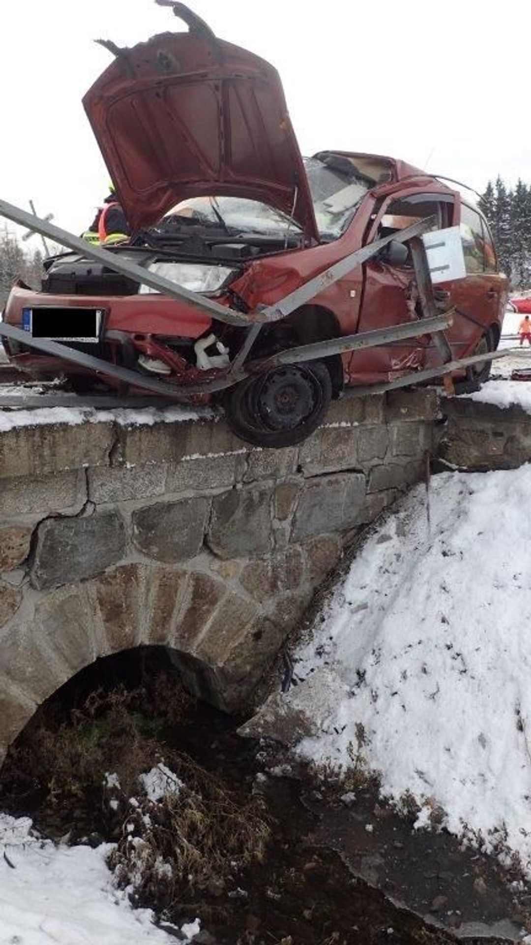 Vlak smetl na přejezdu na Karlovarsku auto - 18 - GALERIE: Nehoda na přejezdu Záhořice (2/19)
