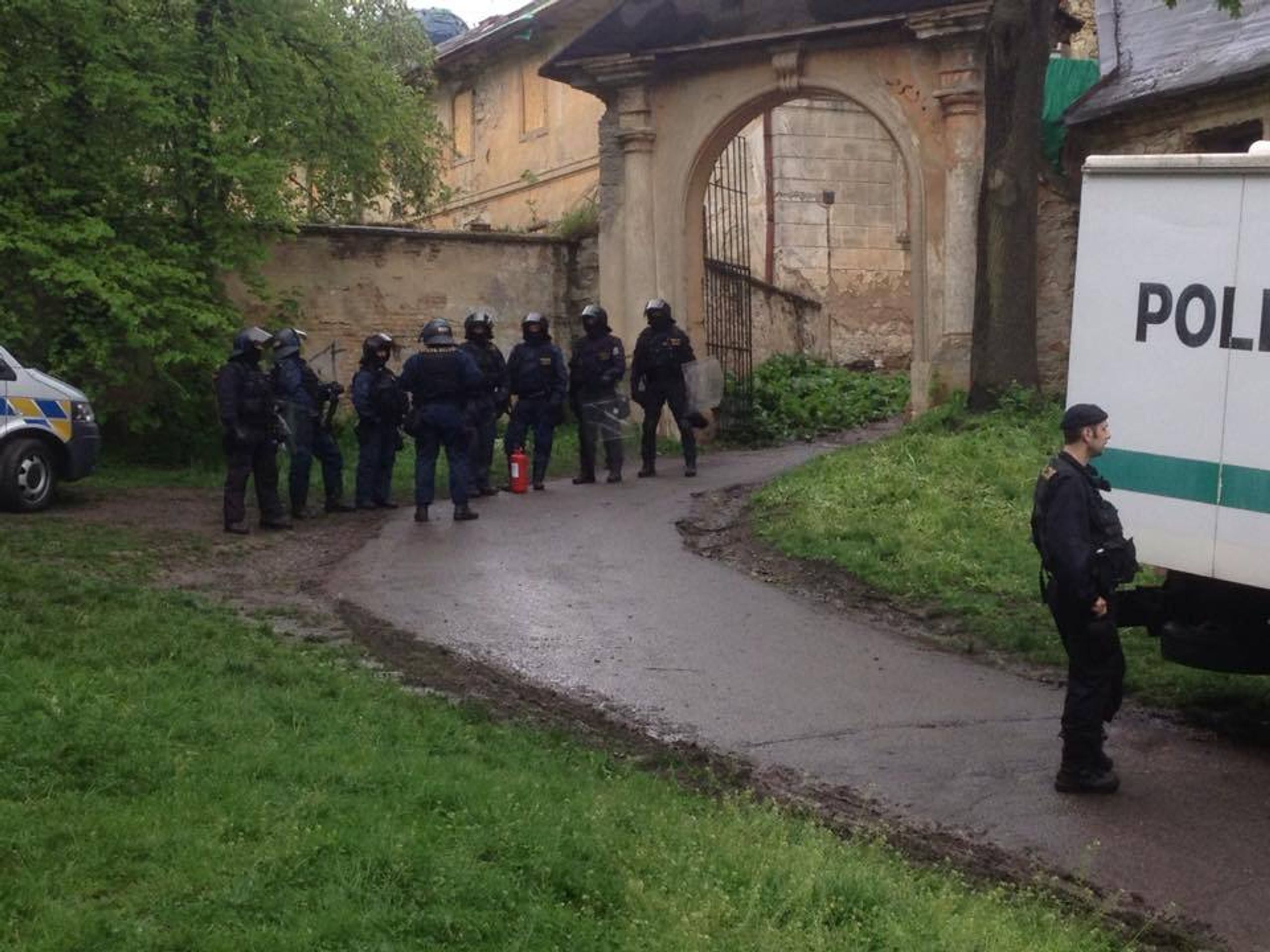 Zásah těžkooděnců na Cibulce - 4 - GALERIE: Zásah těžkooděnců proti squatterům na Cibulce (1/6)