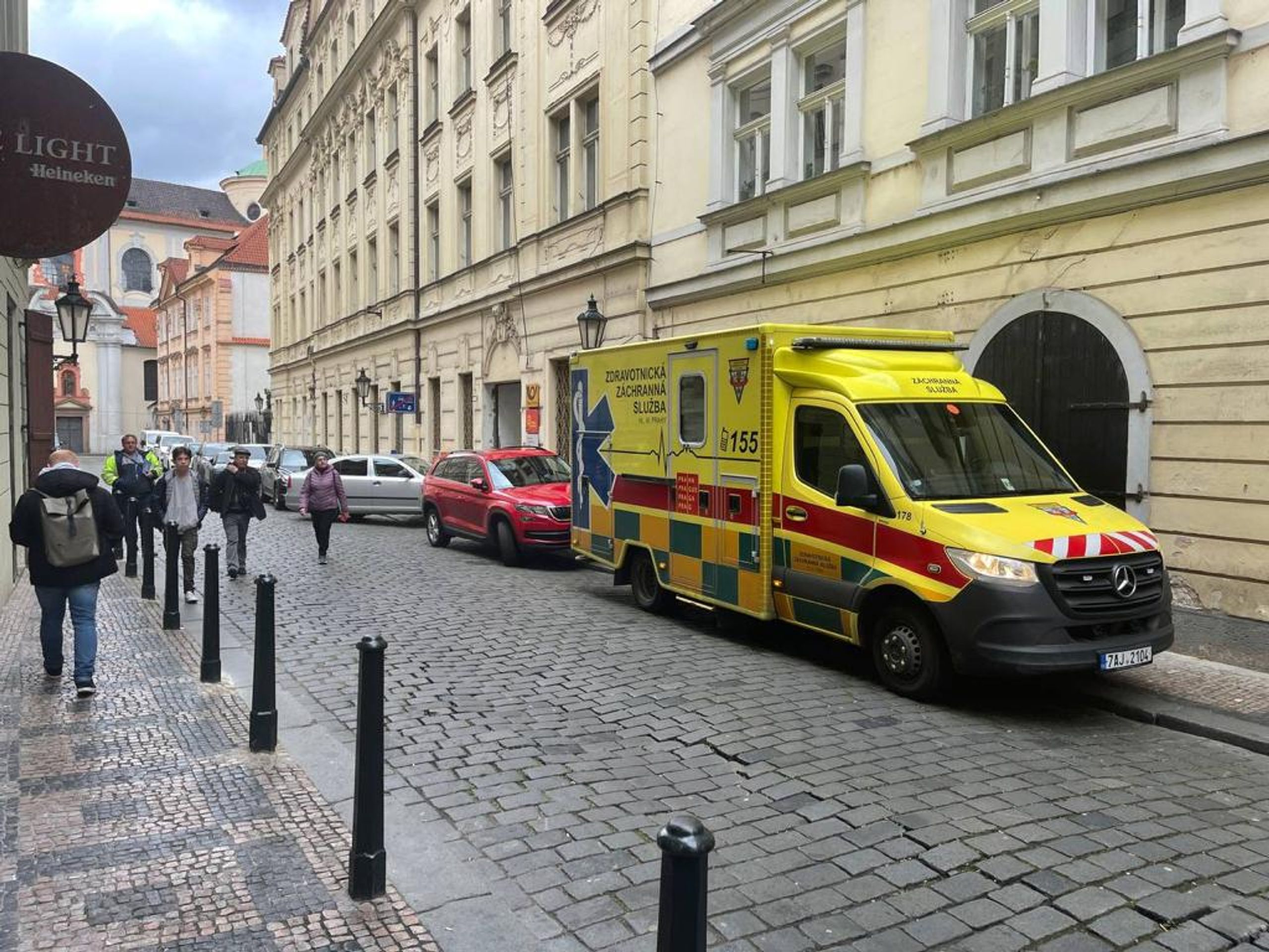 Policejní zásah ve škole na Malé straně - Policejní zásah na Malé straně (2/7)