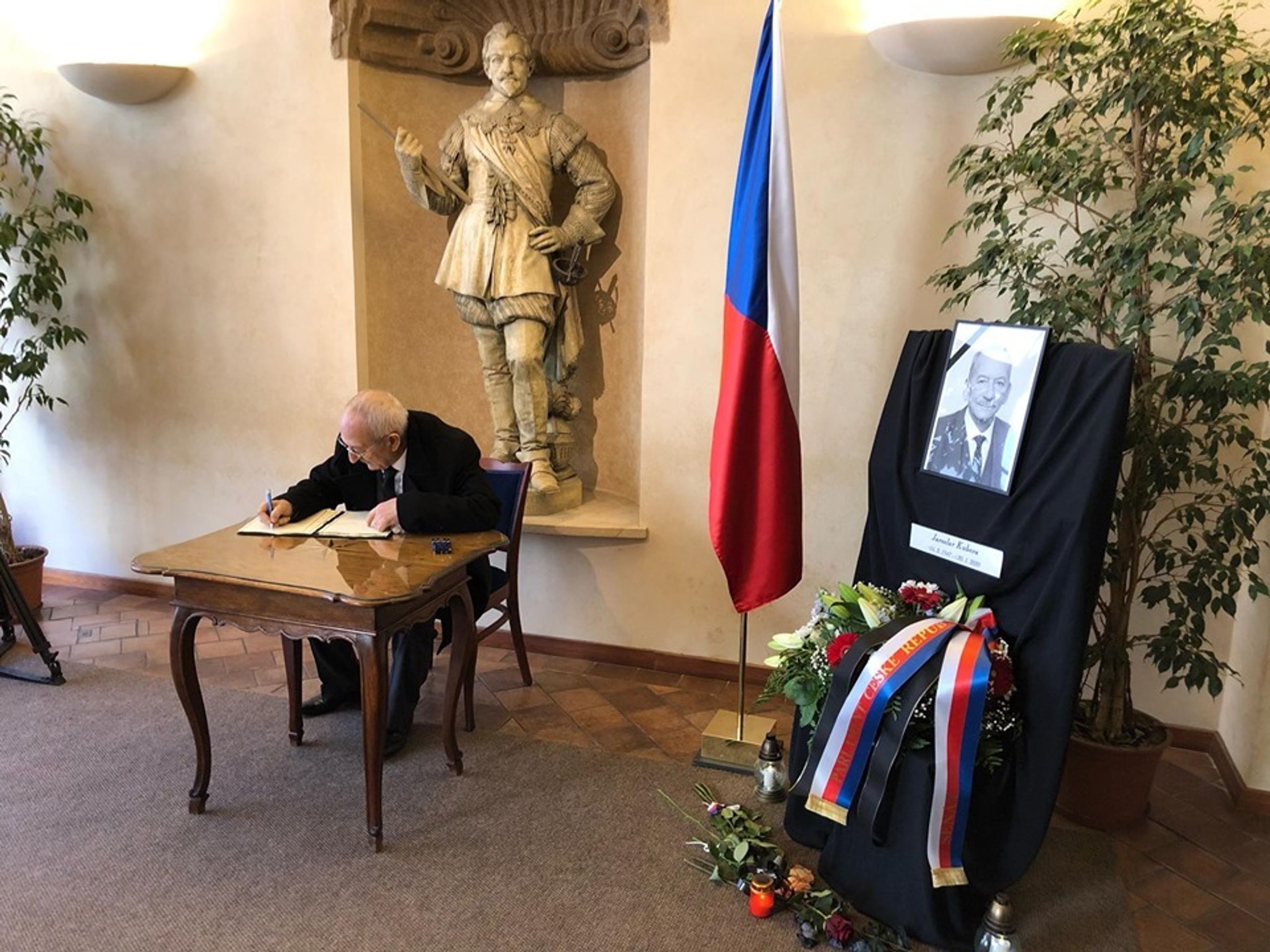 Senátoři na zasedání organizačního výboru - 2 - GALERIE: Senát prozradí, co se bude dít po úmrtí Jaroslava Kubery (6/12)