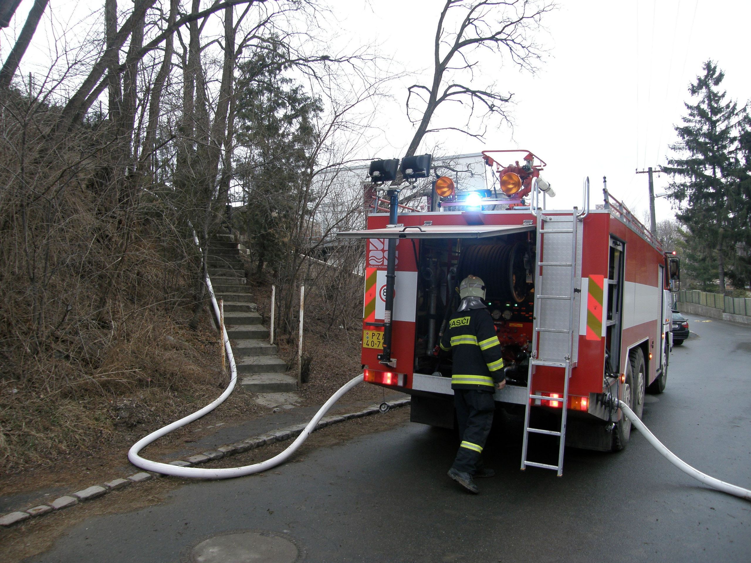 Požár zahradního domku ve Statenicích - 3 - GALERIE: Požár zahradního domku ve Statenicích (3/5)