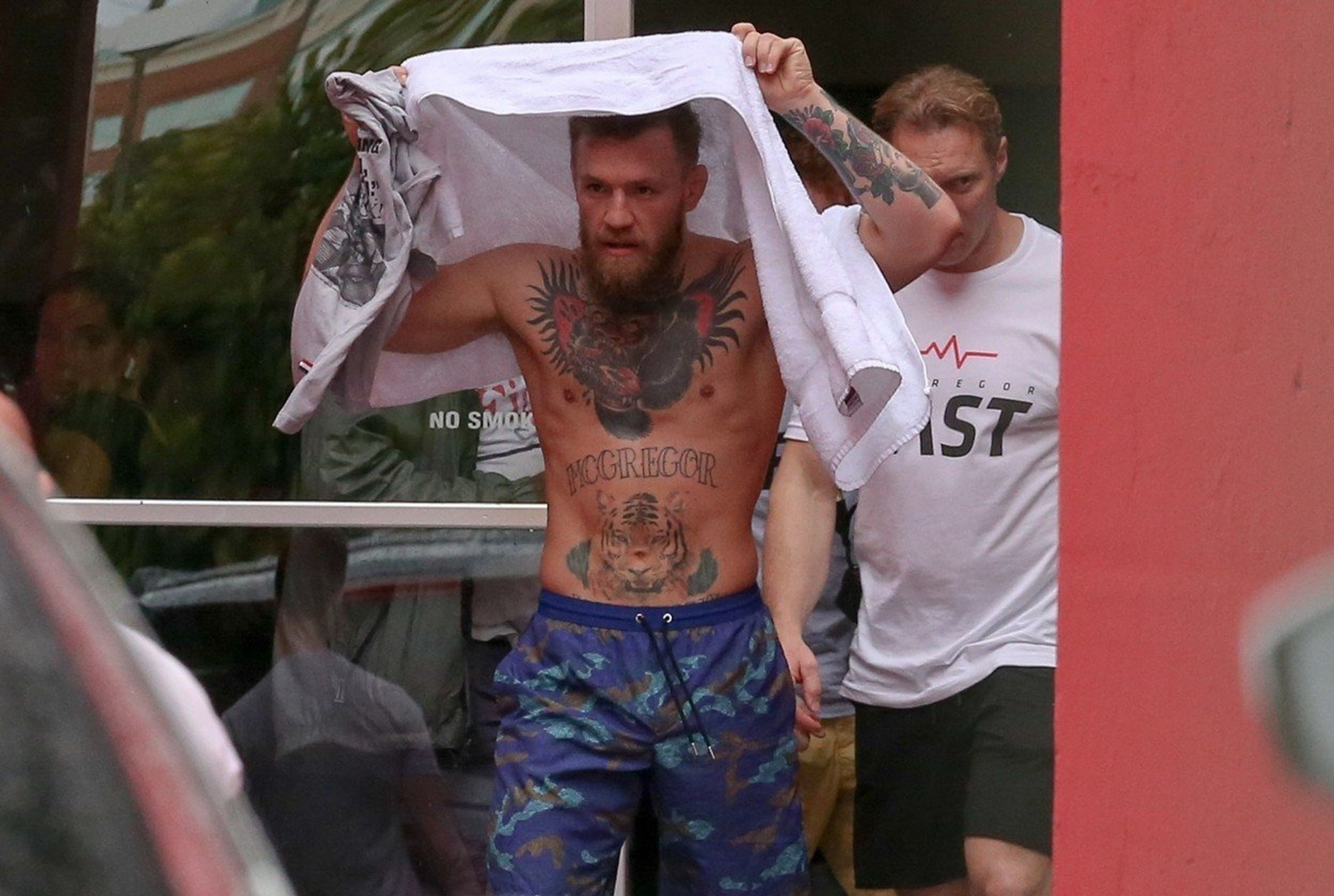 Conor McGregor vychází z tělocvičny v Miami - GALERIE: Conor McGregor už zase maká v tělocvičně (1/4)