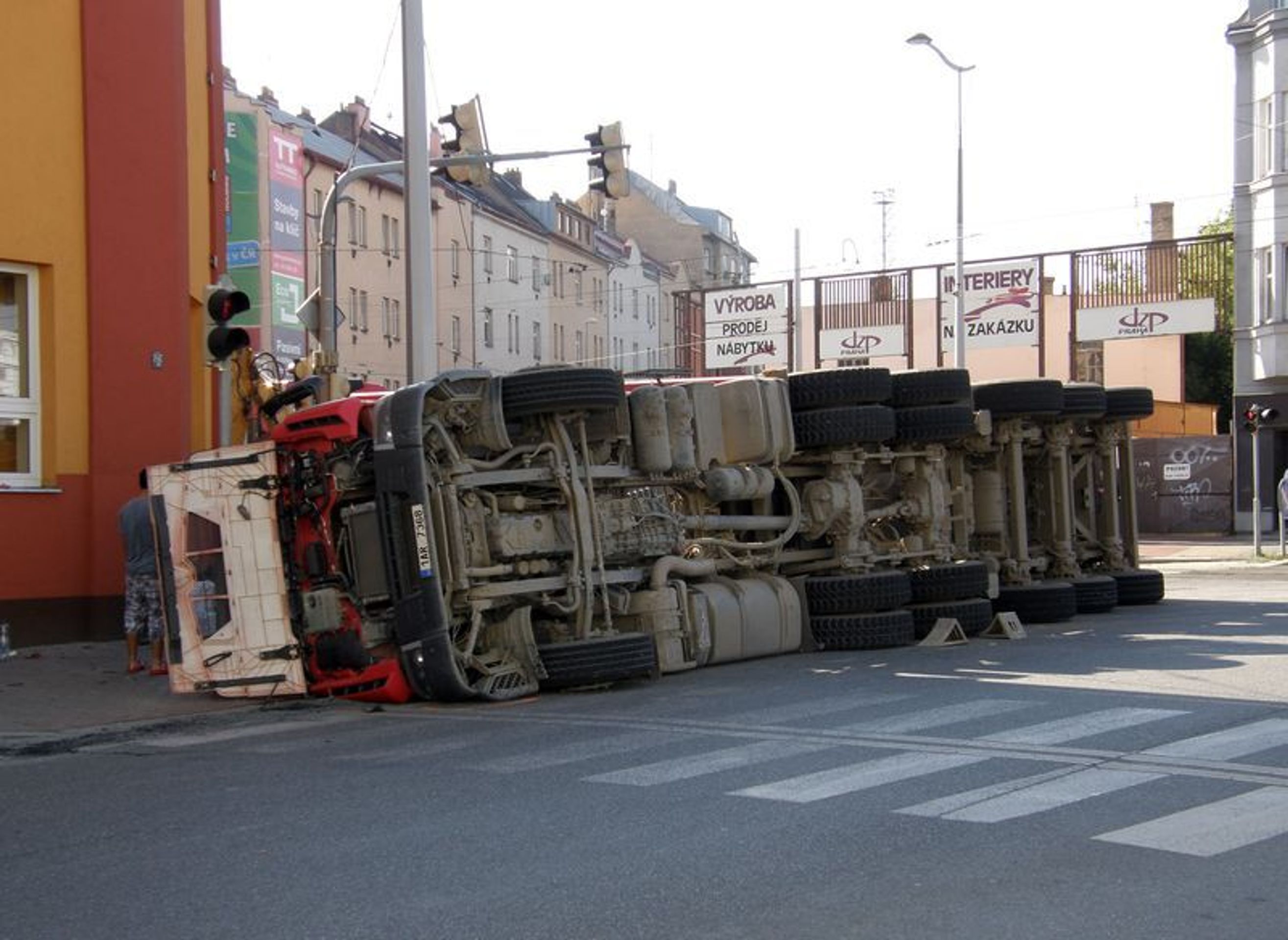 Převrácený kamion v Libni - 4 - GALERIE: Převrácený kamion v Libni (3/6)