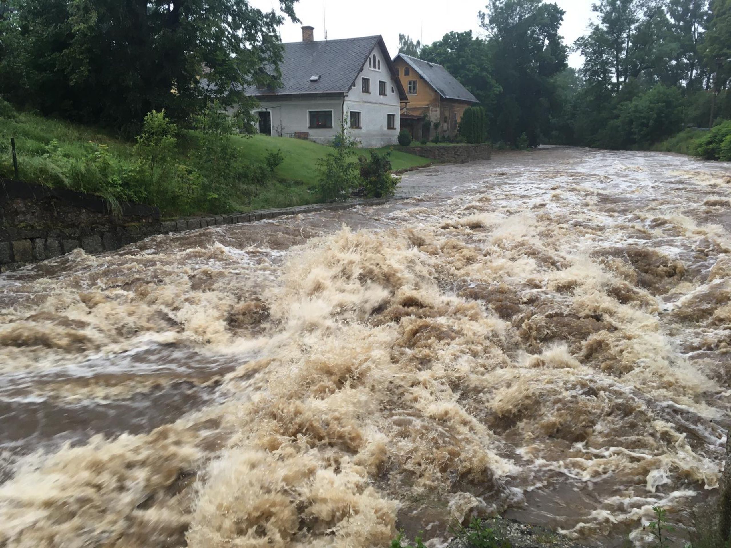 Rozvodněná řeka v Raspenavě - 4 - GALERIE: Rozvodněná řeka v Raspenavě (4/6)