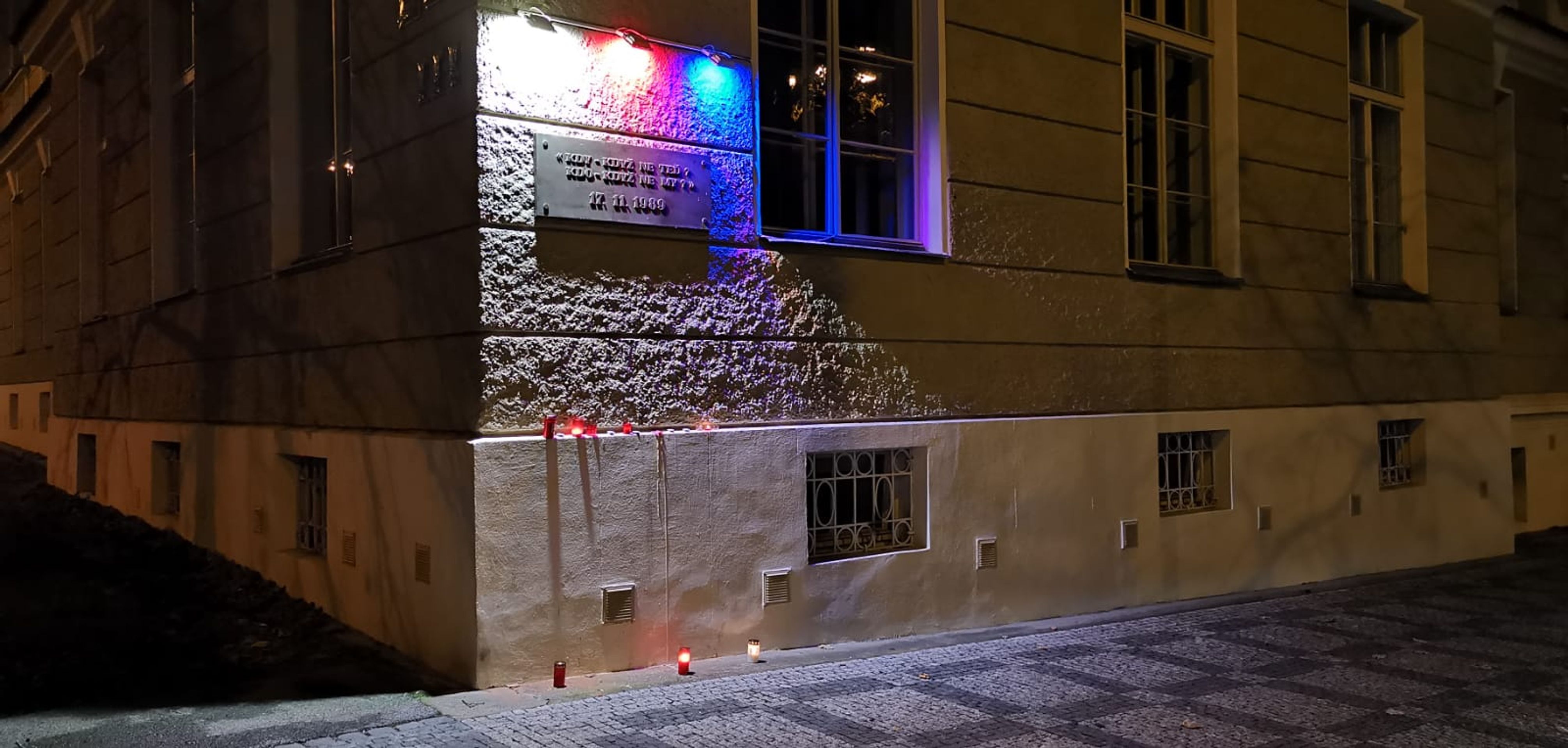 Albertov - GALERIE: U památníku na Národní třídě hoří desítky svíček (3/8)