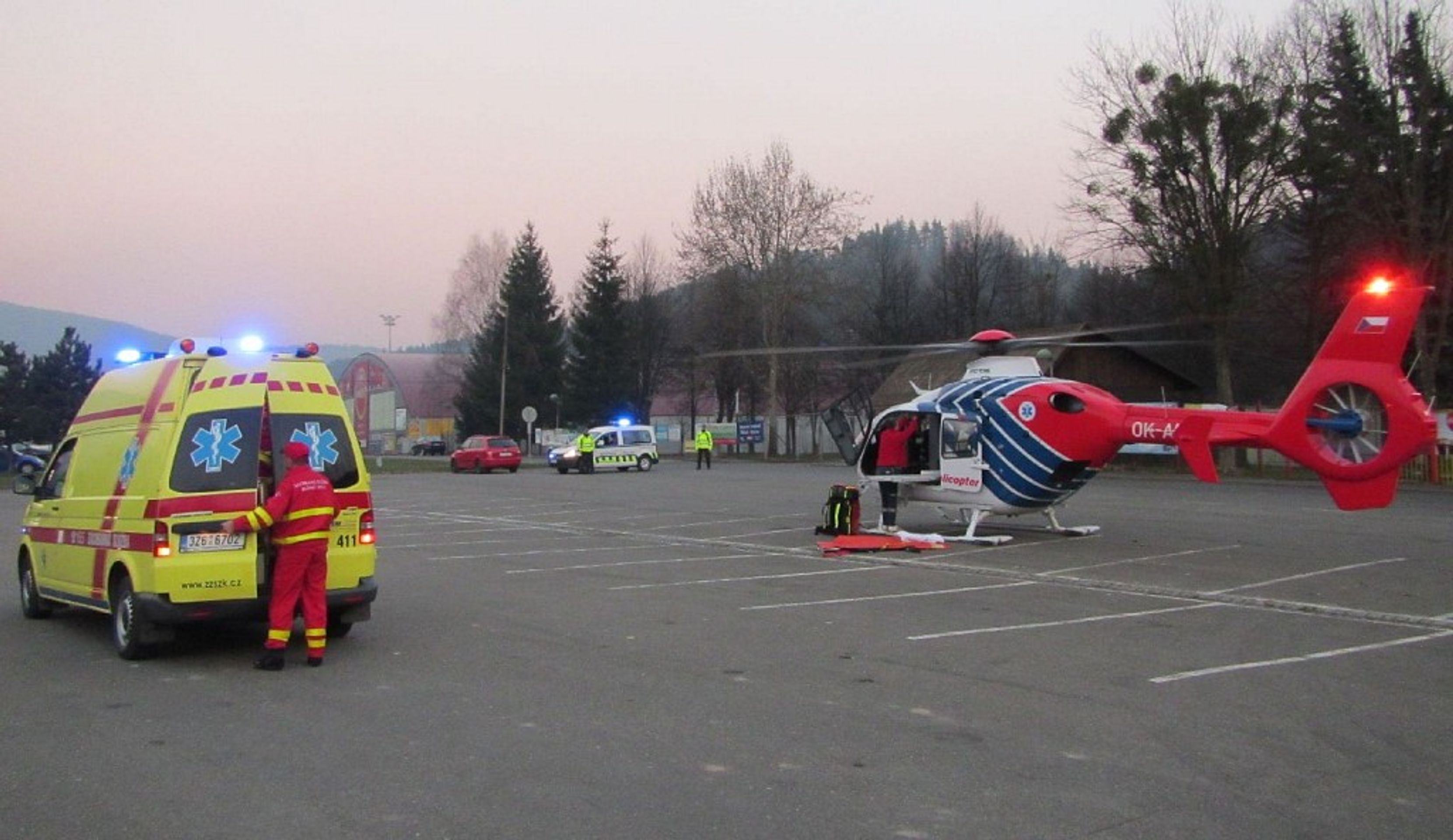 U nehody musel zasahovat vrtulník - BMW vyletělo ze silnice, přerazilo stromy, porazilo sloup a srazilo dívku (4/4)