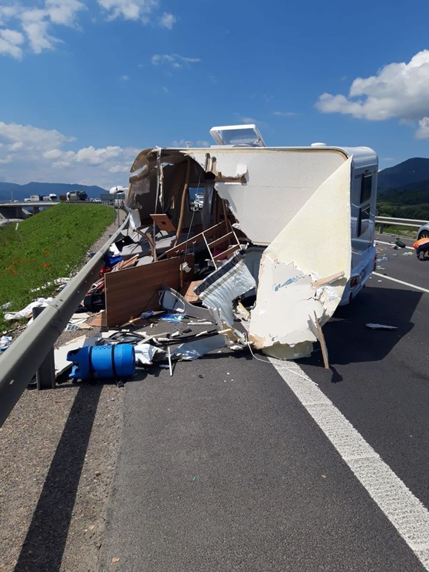 Nehoda karavanu a dodávky na Slovensku - 1 - GALERIE: Nehoda karavanu a dodávky na Slovensku (1/5)