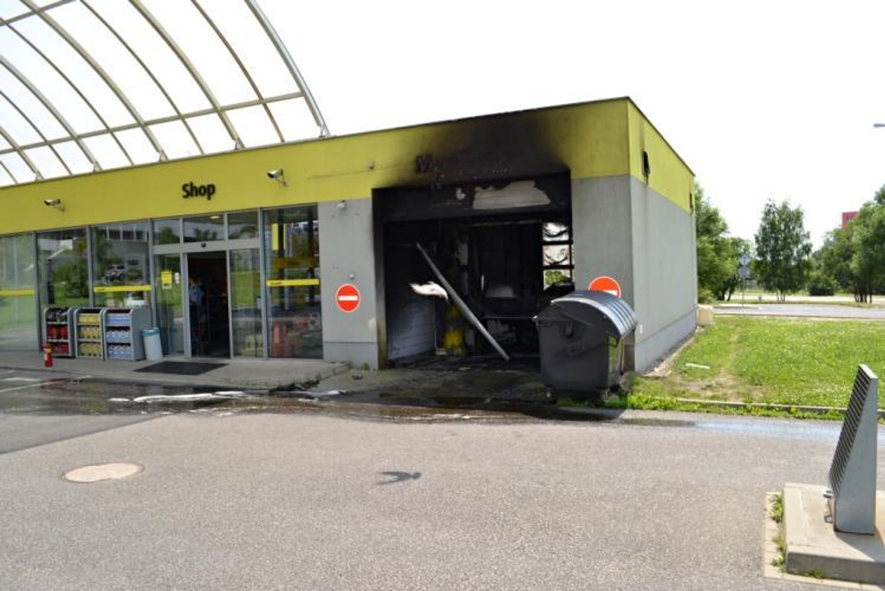 Požár auta v myčce v České Lípě - 2 - GALERIE: Požár auta v myčce v České Lípě (2/3)