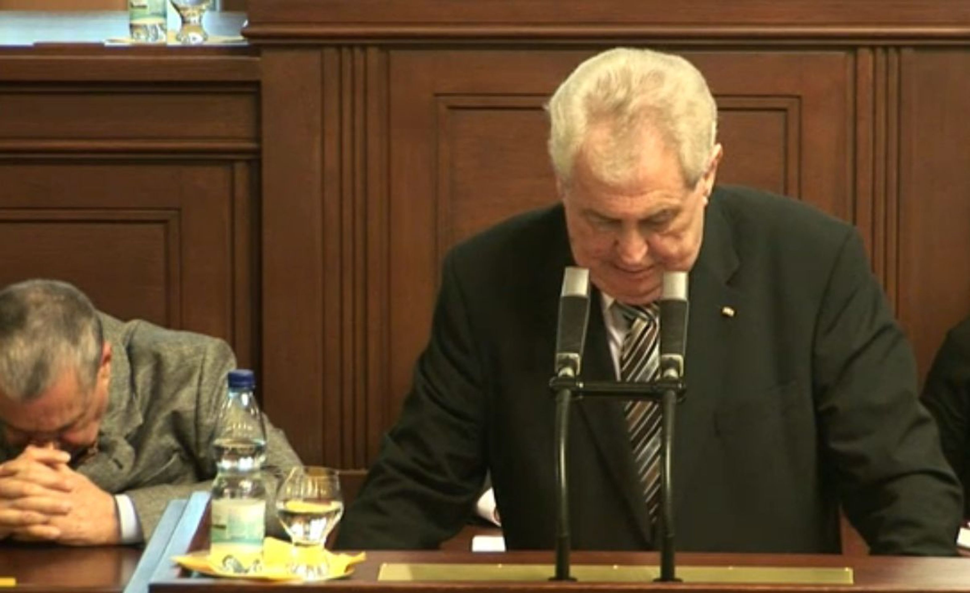 První projev Zemana ve sněmovně - 3 - GALERIE: Schwarzenberg spí při Zemanově projevu (3/8)