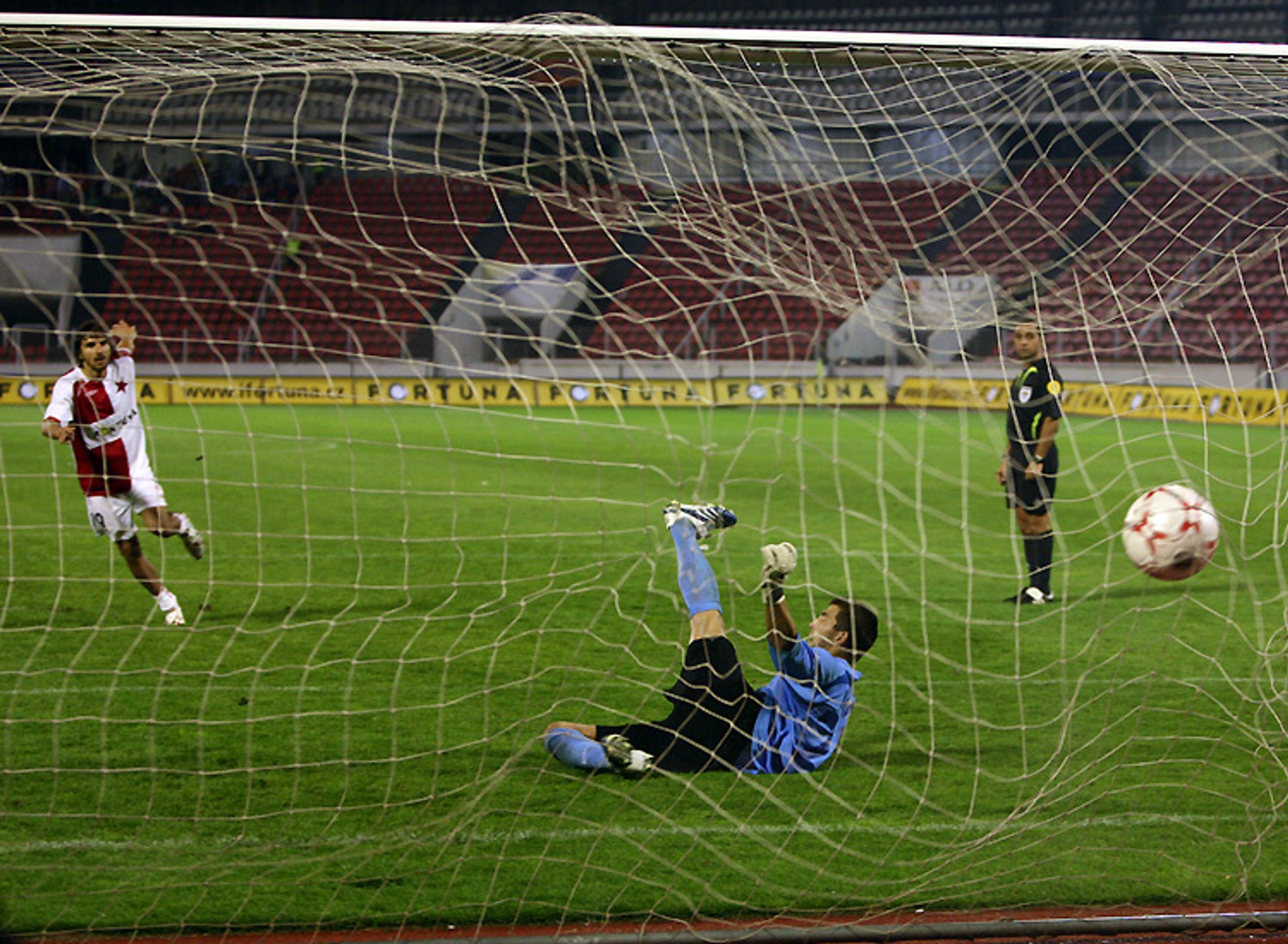 SK Slavia Praha - MŠK Žilina 1:0 (0:0) na penalty 4:3  - Penalty poslaly proti Ajaxu Slavii (5/6)