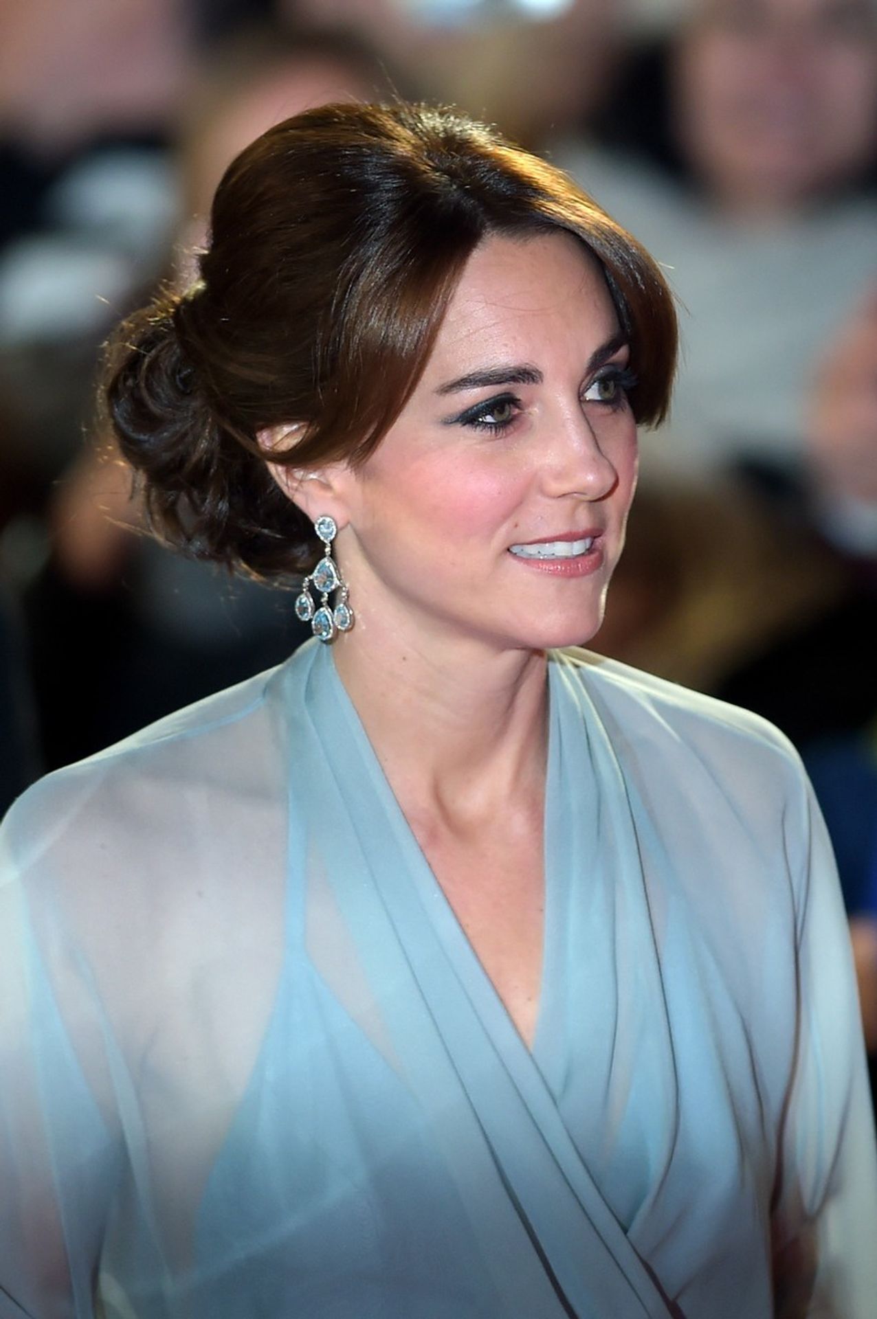 Kate Middleton si nevzala podprsenku - 1 - GALERIE: Kate Middleton si nevzala podprsenku (1/7)