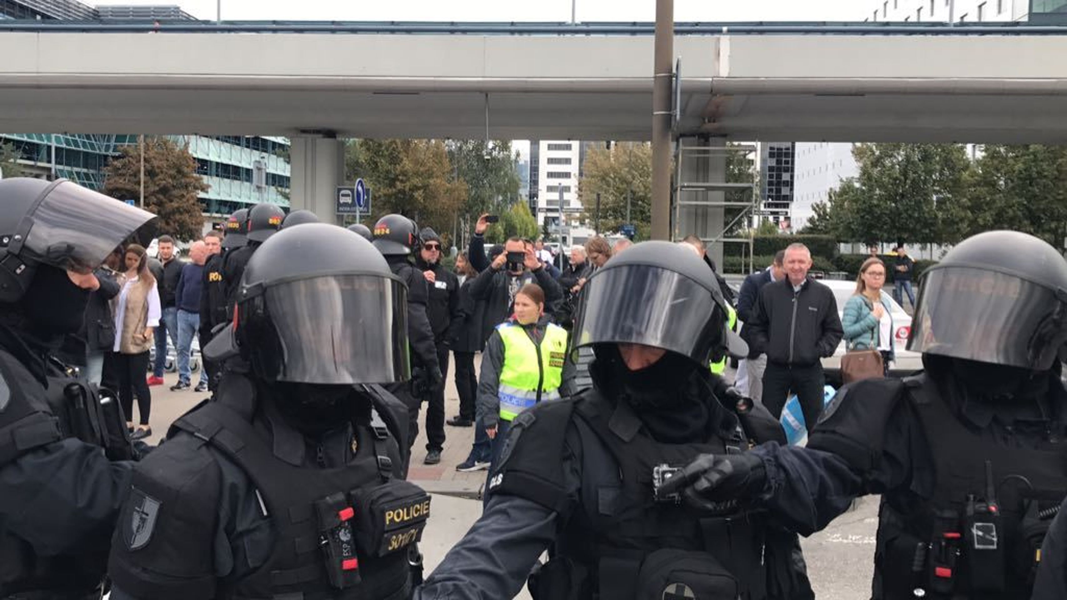 Demonstrace taxikářů na letišti Václava Havla - 2 - GALERIE: Demonstrace taxikářů na letišti Václava Havla (2/3)