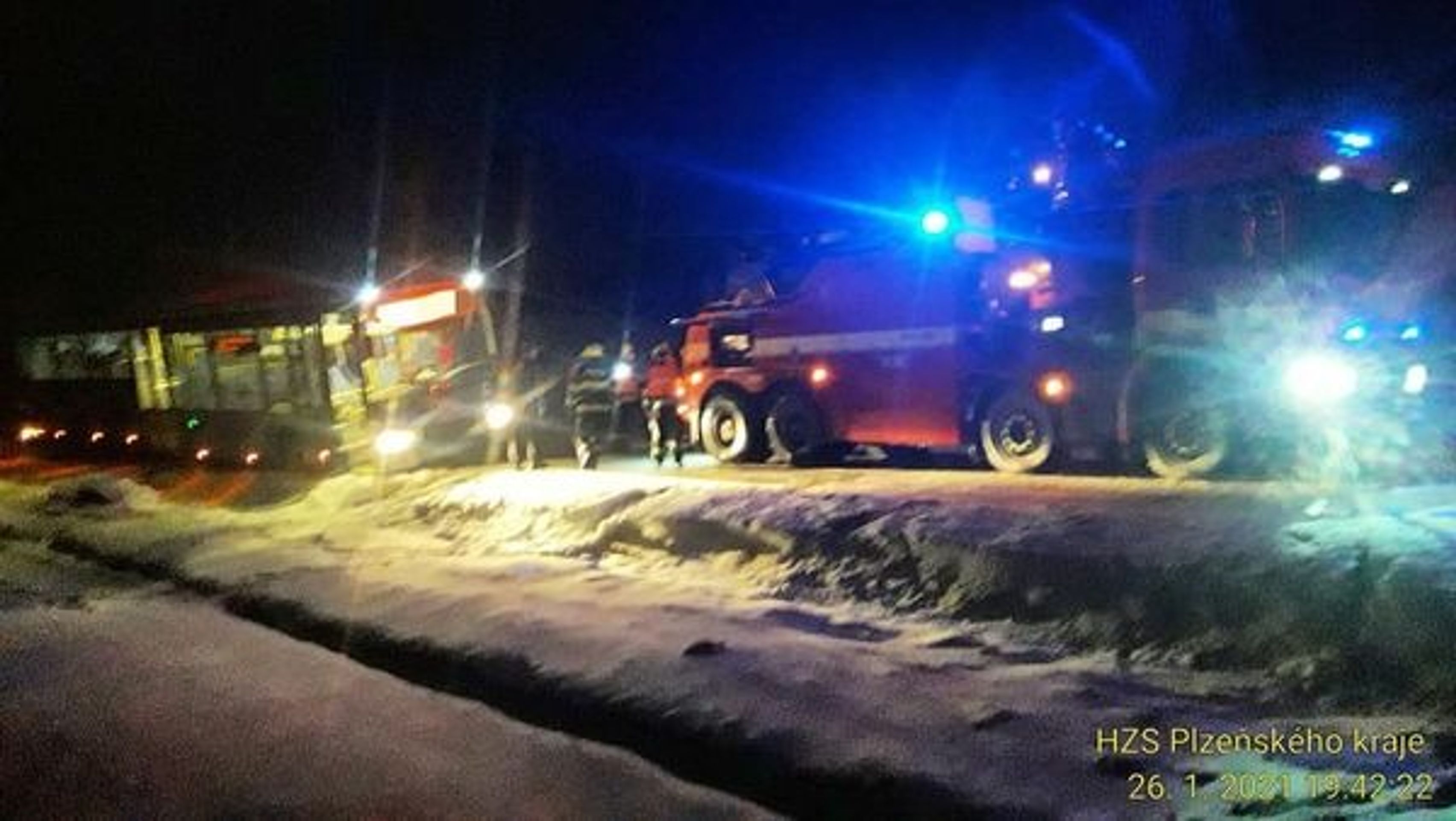 Nehoda autobusu nedaleko Vojovic - 3 - GALERIE: Počasí v Česku komplikuje dopravu (12/12)