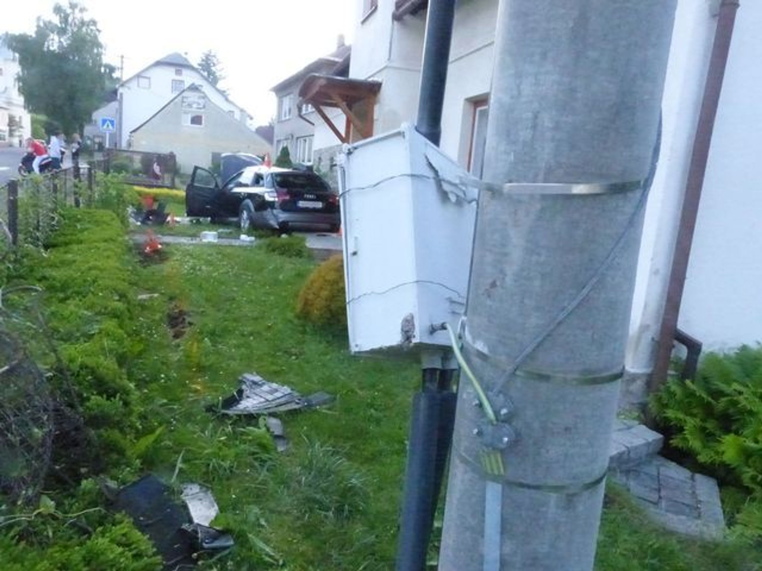 Auto na zahradě v Lipové - 2 - GALERIE: Auto vletělo do zahrady (3/4)