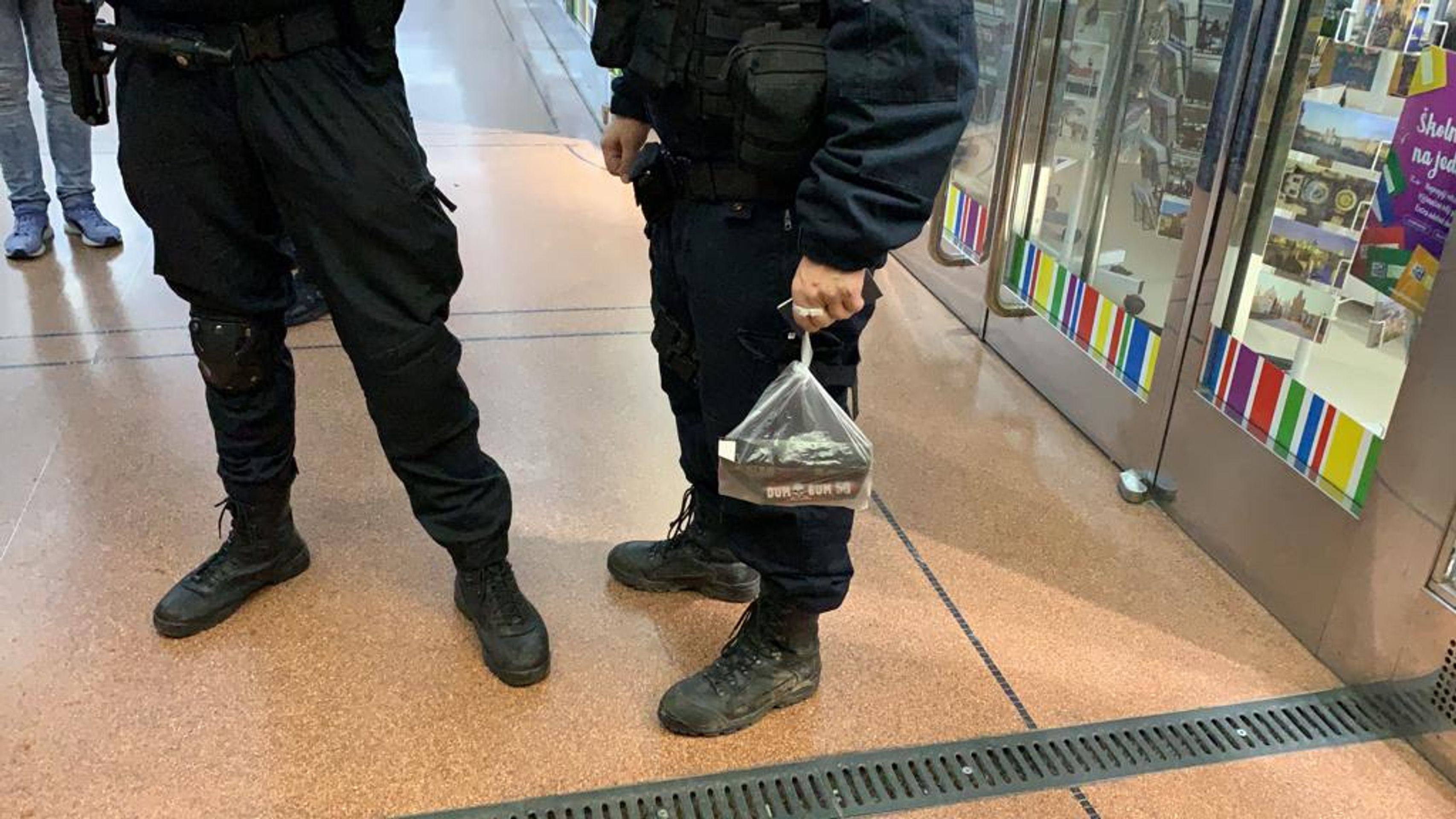 Policie na Václavském náměstí zajistila nebezpečnou pyrotechniku - GALERIE: Policie na Václavském náměstí zajistila nebezpečnou pyrotechniku (4/4)