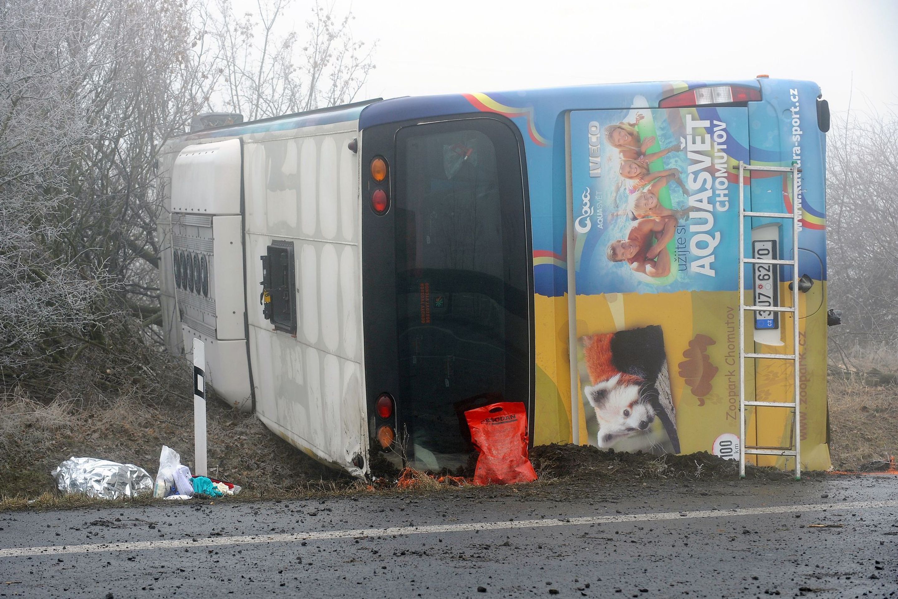 Nehoda autobusu s dětmi u Panenského Týnce - 13 - GALERIE: Nehoda autobusu s dětmi u Panenského Týnce (5/25)