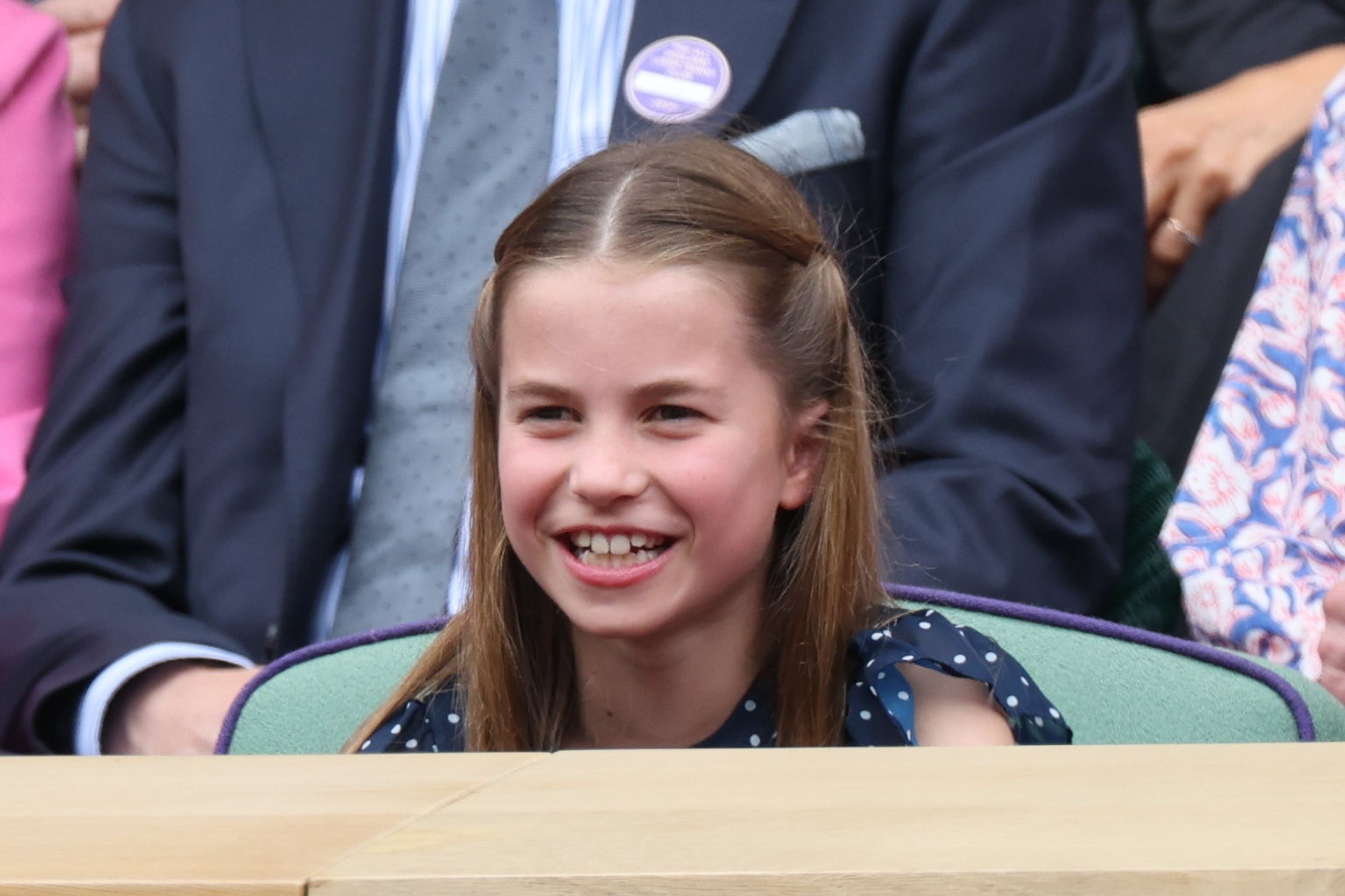 Princezna Charlotte na Wimbledonu - Princezna Kate a Charlotte na Wimbledonu (3/16)