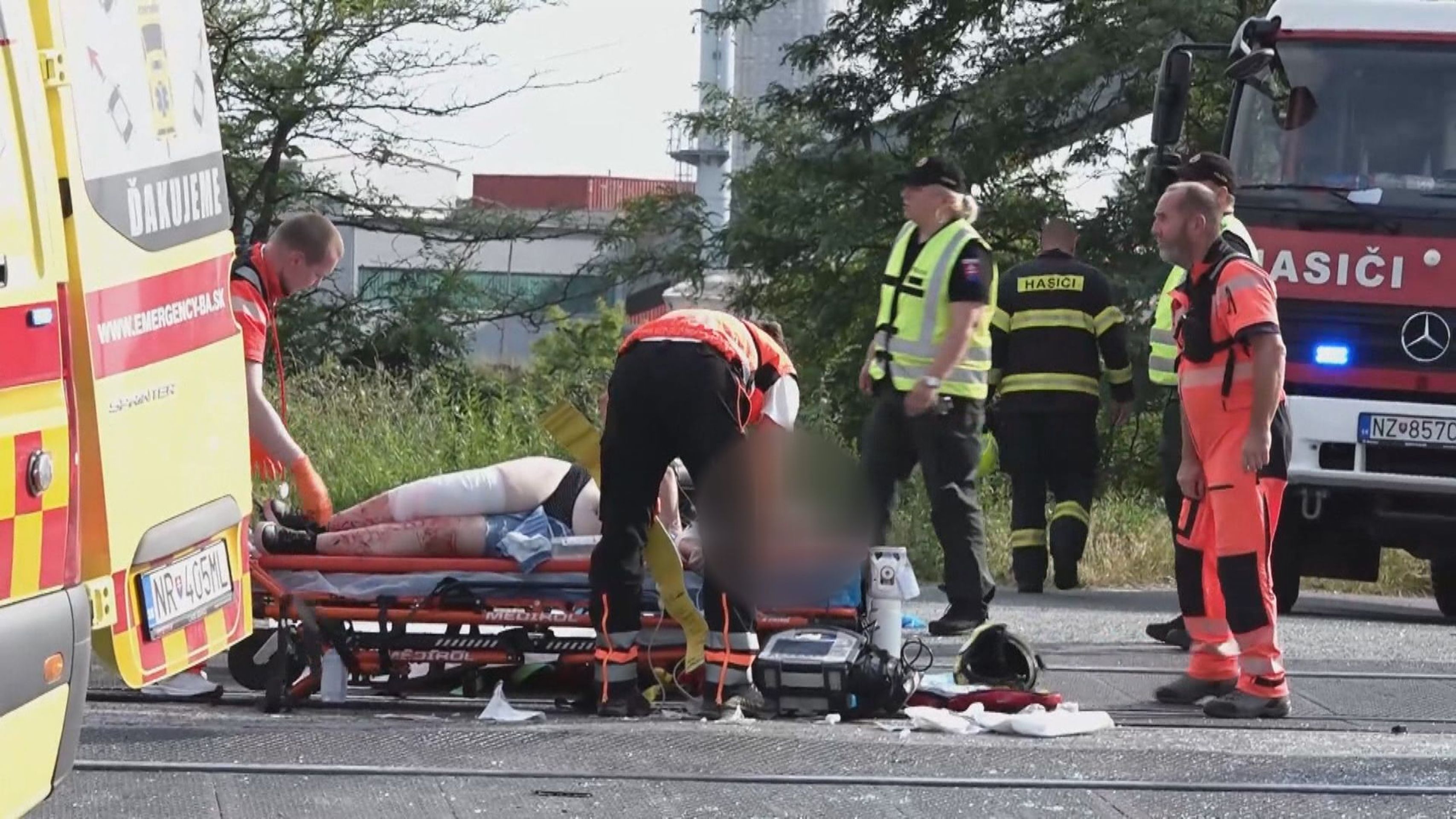 Srážku vlaku a autobusu na Slovensku - Srážku vlaku a autobusu na jihu Slovenska (2/11)