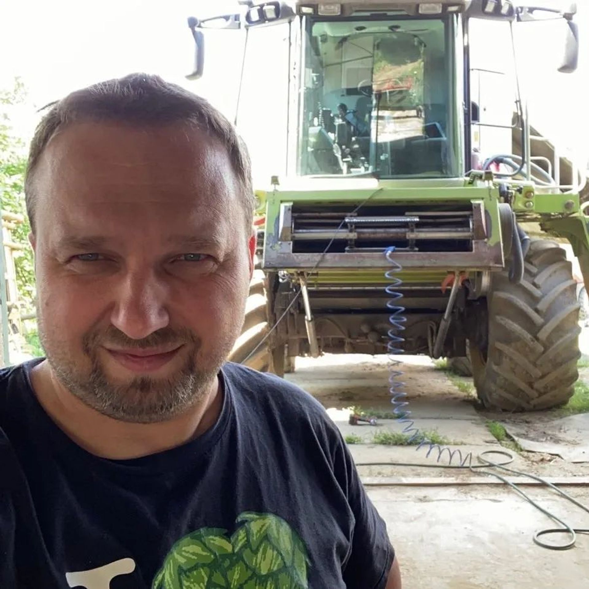 Marian Jurečka rád pracuje na poli - Prázdniny politiků (6/10)