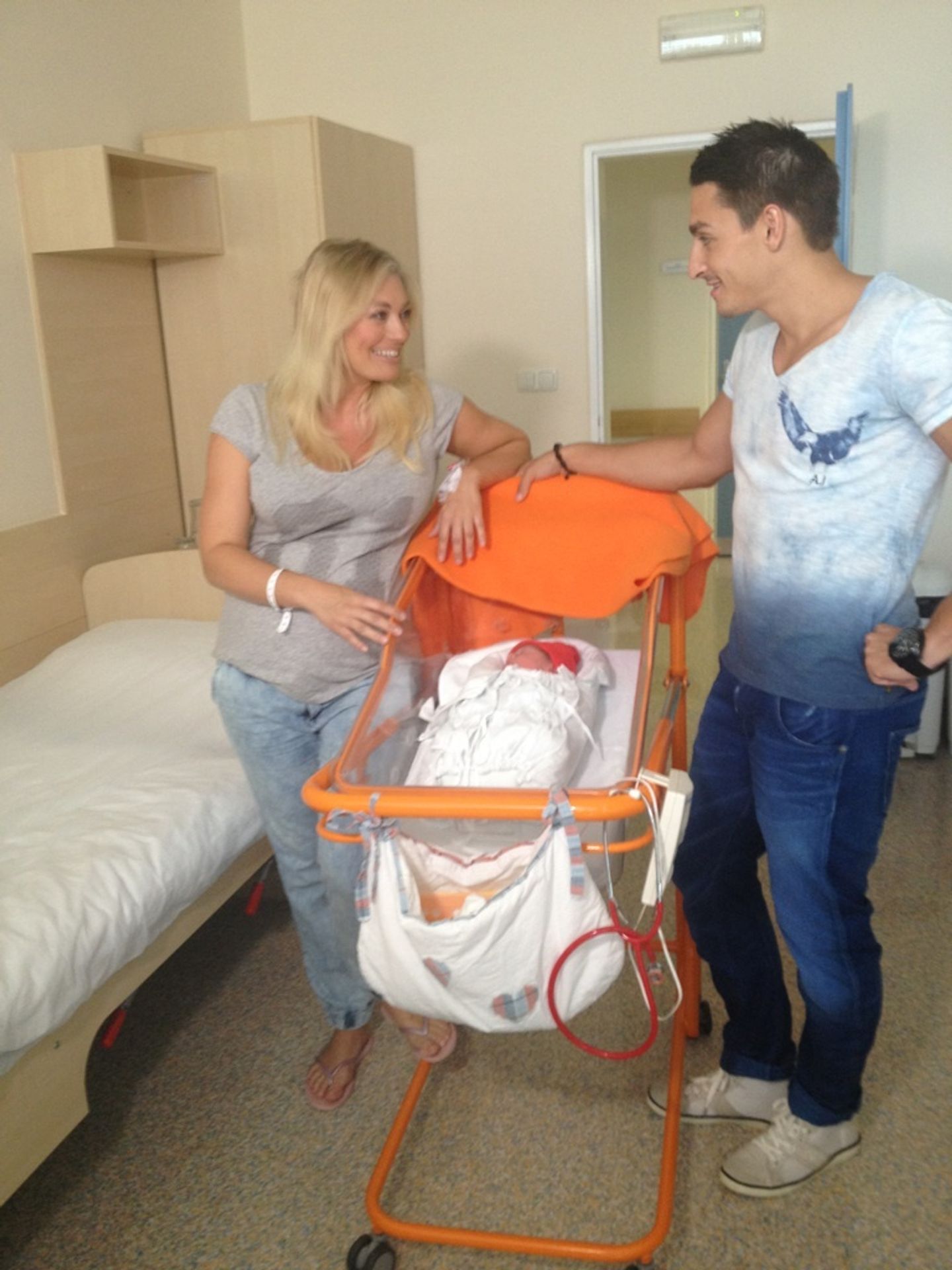 Lucie Borhyová a Michal Hrdlička s malou Lindou - GALERIE: Lucie Borhyová a Michal Hrdlička (6/17)