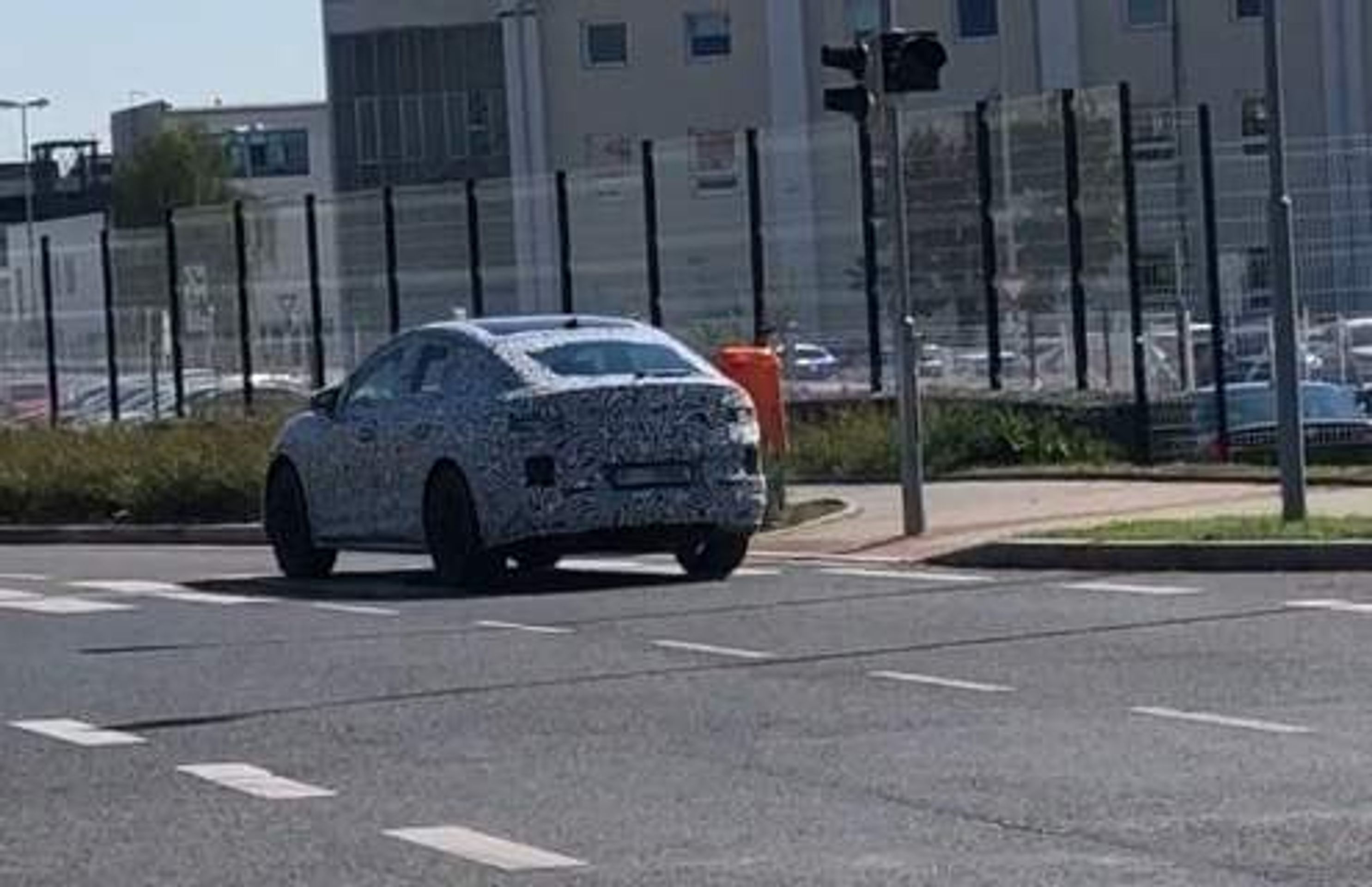 Škoda Enyaq ve verzi kupé - Fotogalerie: Škoda Enyaq jako kříženec SUV a kupé (3/4)