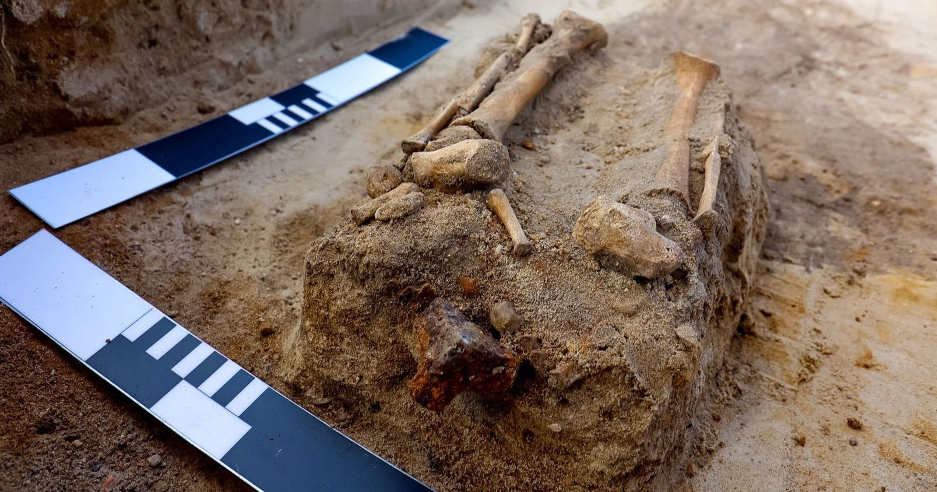 Hrob dítěte  - Archeologové odkryli hroby "upírů" (1/5)