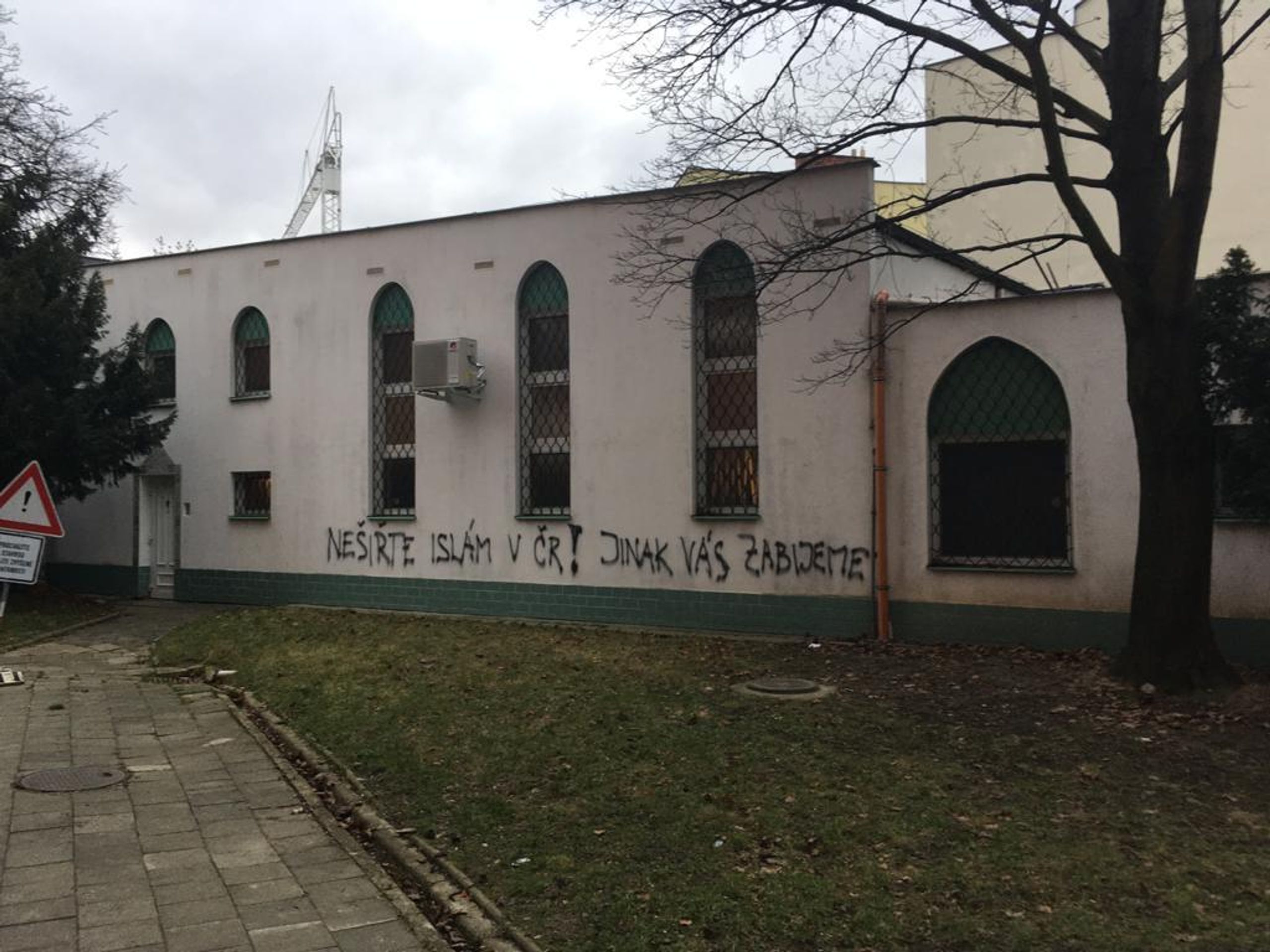 Vandalové poškodili mešitu v Brně výhrůžnými nápisy - 2 - GALERIE: Poničená mešita v Brně (1/8)