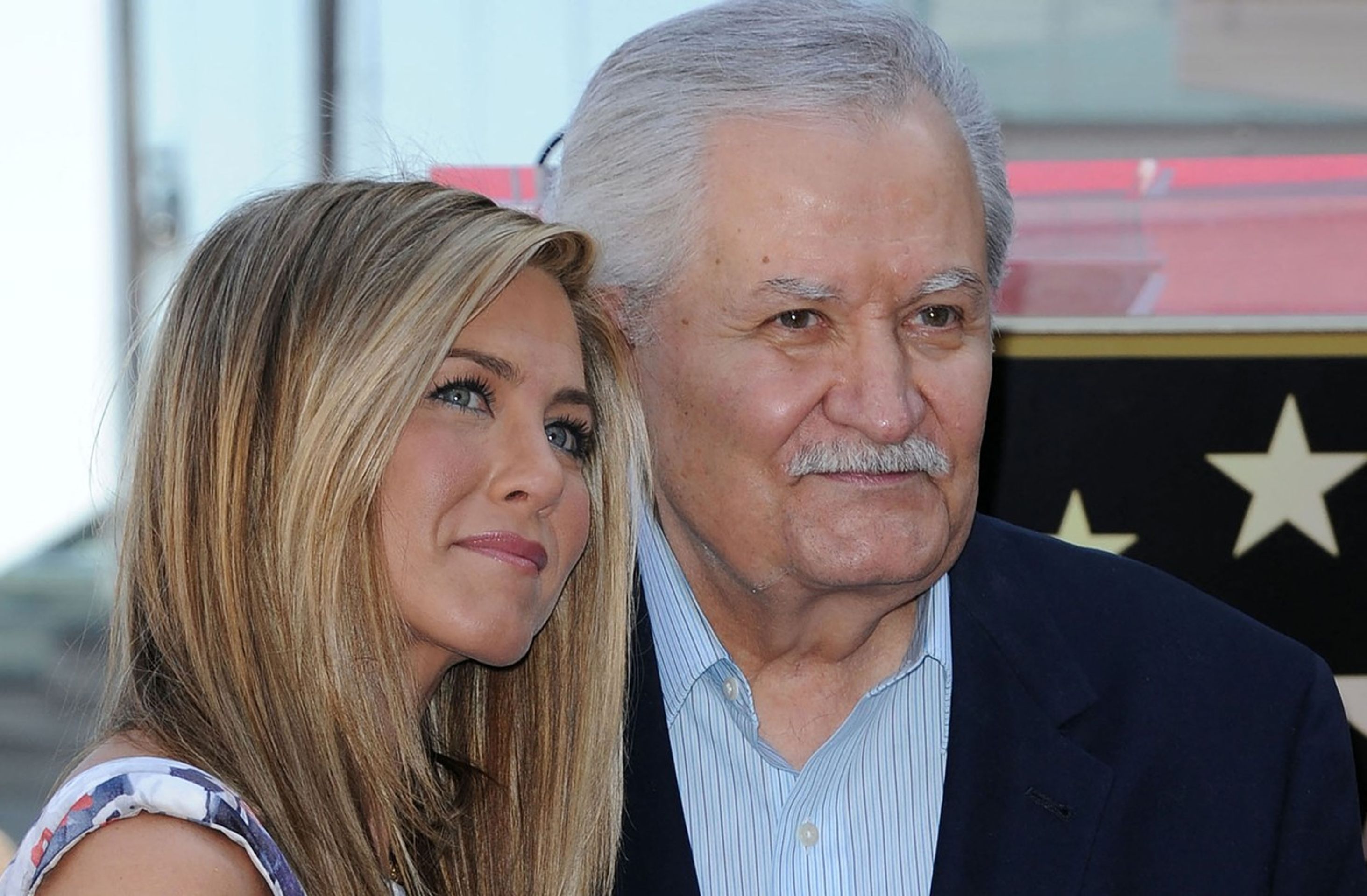 Jennifer Aniston a John Aniston - Jeniffer Aniston se svým otcem Johnem Anistonem (1/4)