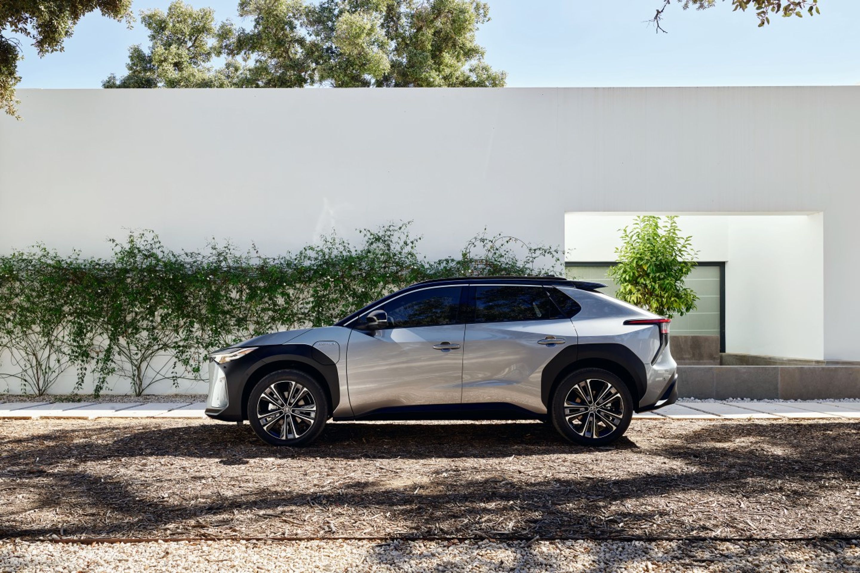 Elektromobil Toyota bZ4X - Toyota ukázala svůj první elektromobil. SUV s divným názvem bZ4X (1/15)