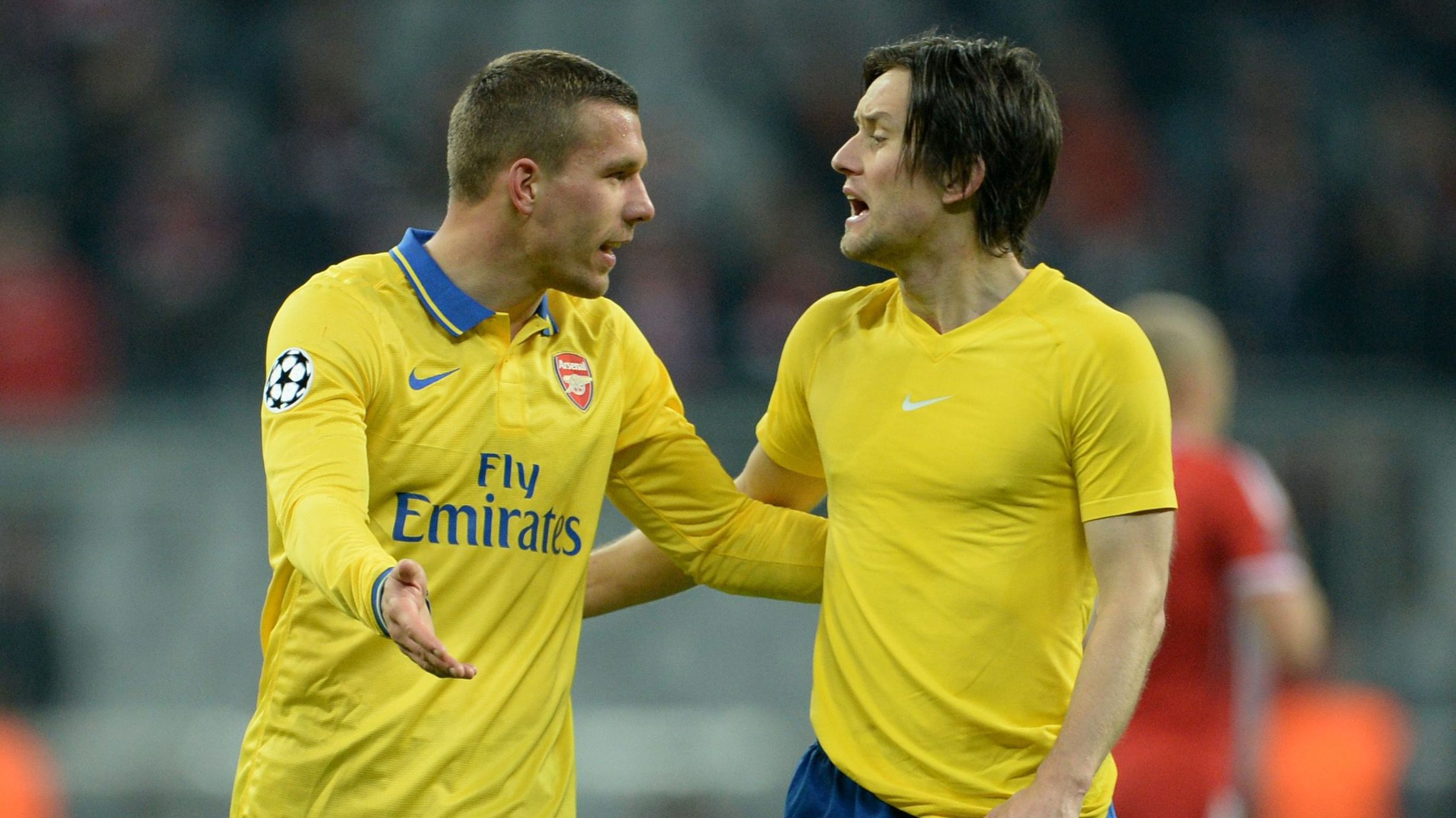 Tomáš Rosický a Lukas Podolski - GALERIE: Bayern přehrál v Lize mistrů Arsenal, Atlético deklasovalo AC Milán (10/10)