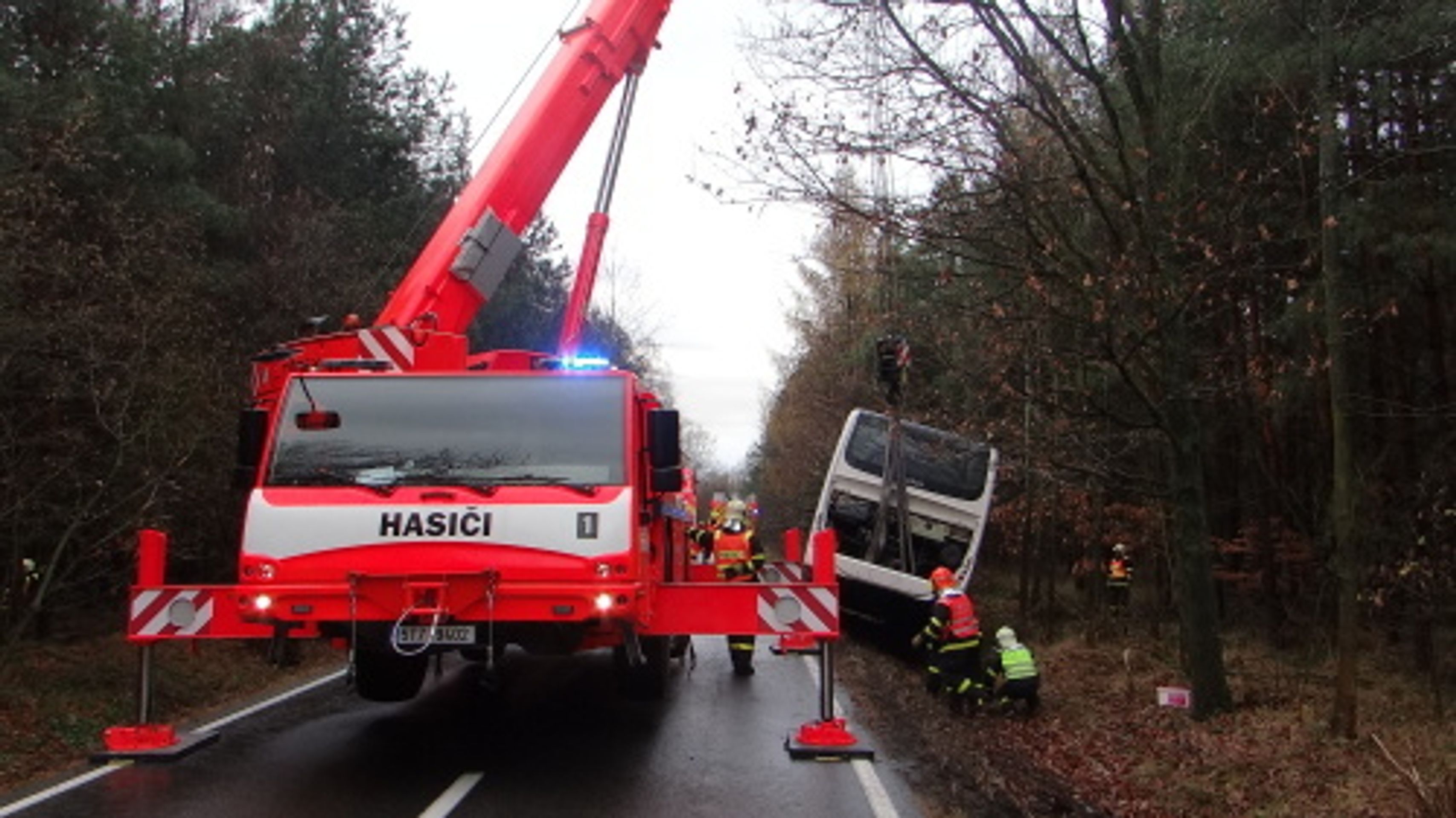 Autobus v příkopu na Opavsku vyprošťovali hasiči - 7 - GALERIE: Autobus na Opavsku vyprošťovali z příkopu hasiči (14/20)