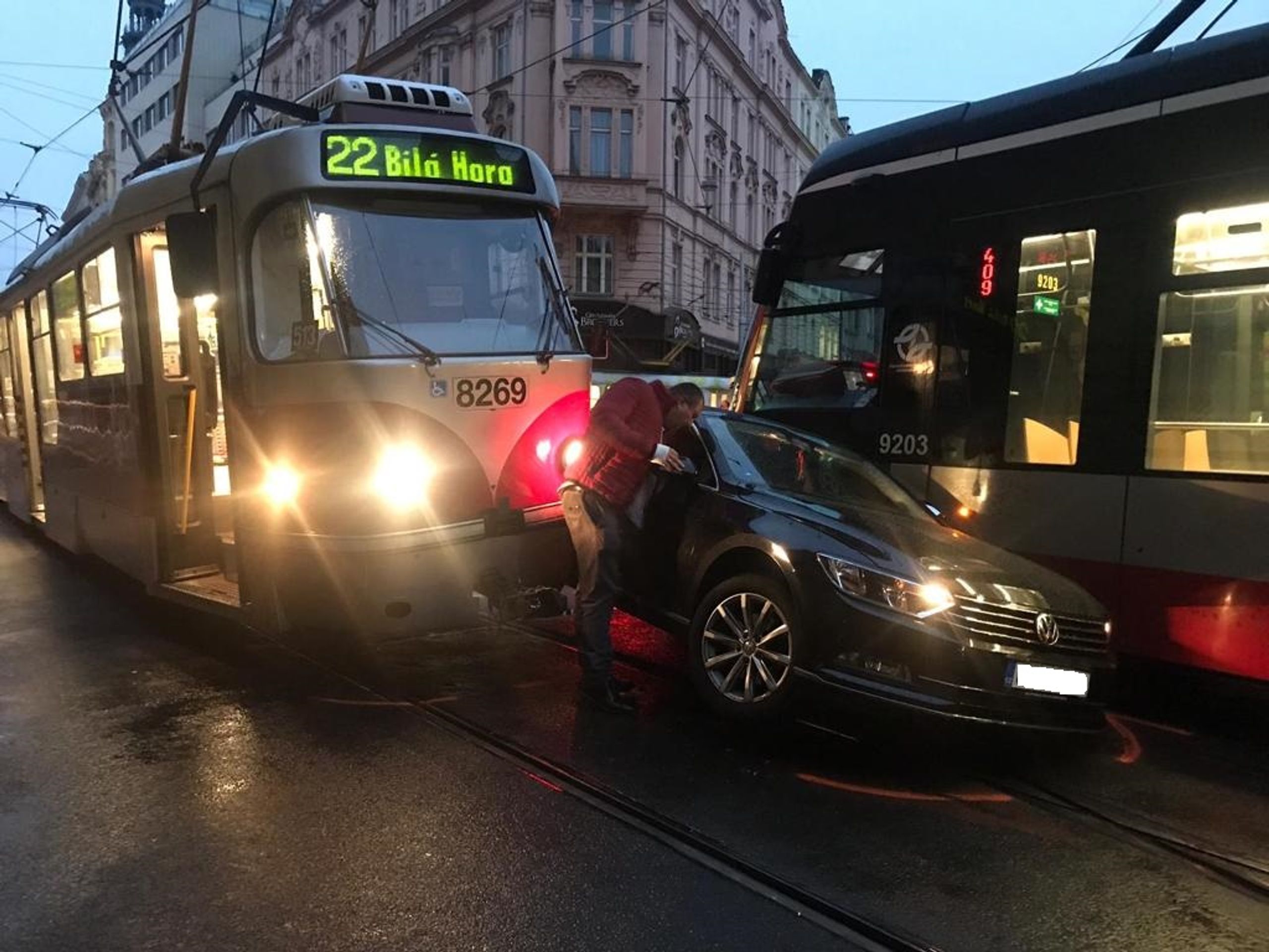 Auto se srazilo s tramvajemi 2 - GALERIE: Srážka auta a tramvají (2/3)