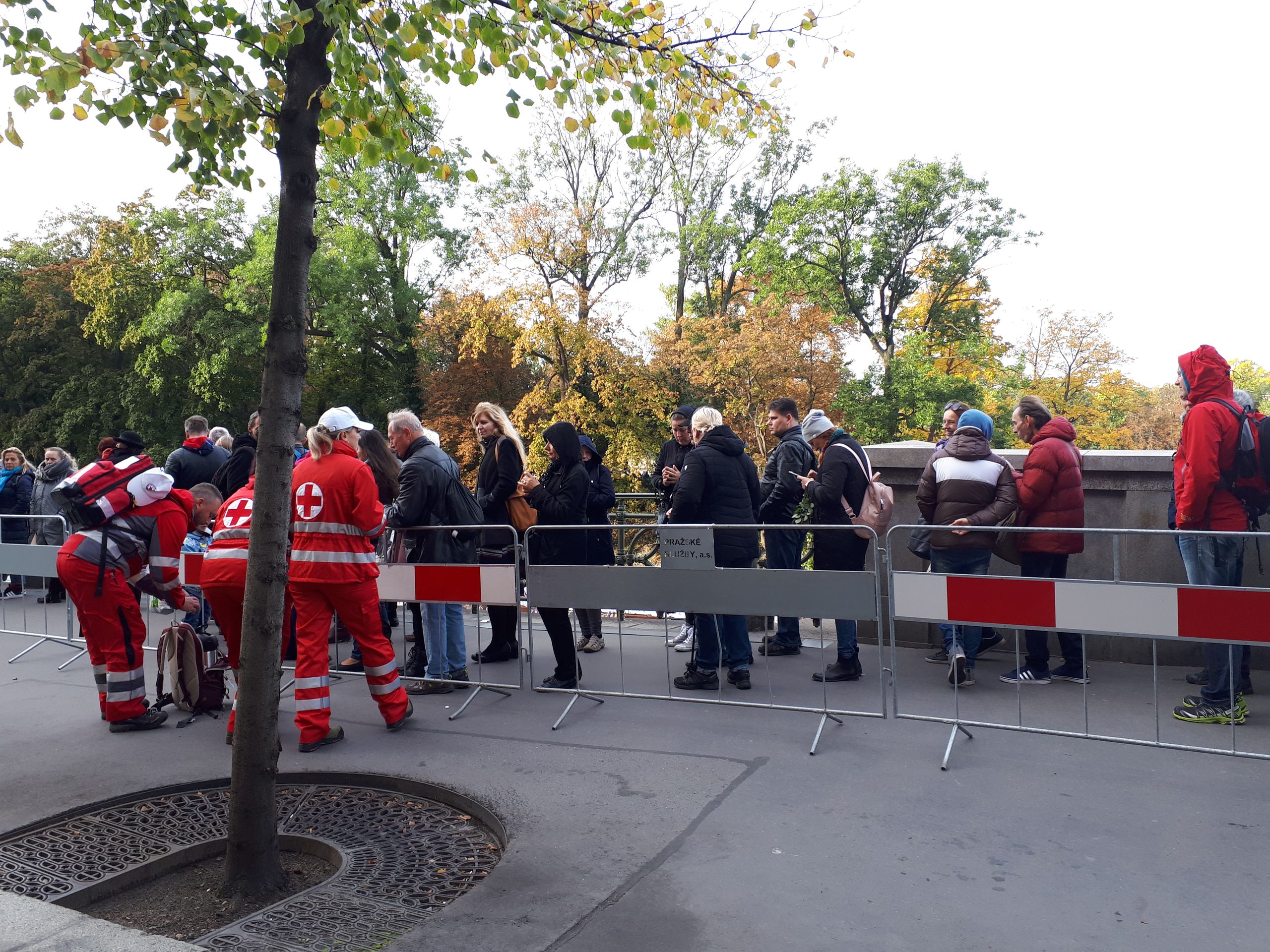 Lidé se loučí v Žofínském paláci s Karlem Gottem - 4 - GALERIE: Loučení s Karlem Gottem na Slovanském ostrově (20/39)