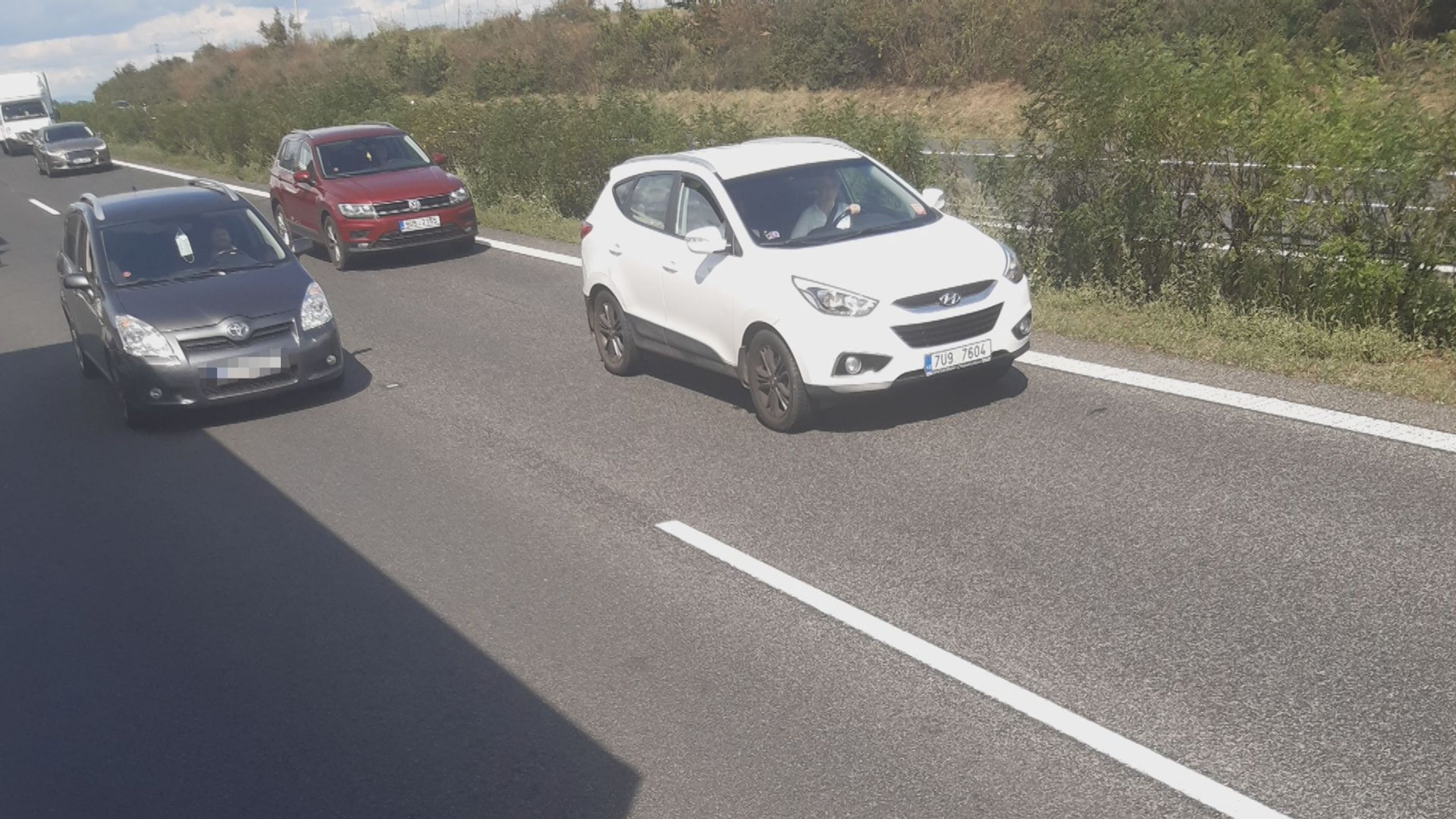 Řidiči na dálnici D8 projíždějí pruhem pro sanitku - 1 - GALERIE: Zneužívání záchranářské uličky (8/8)