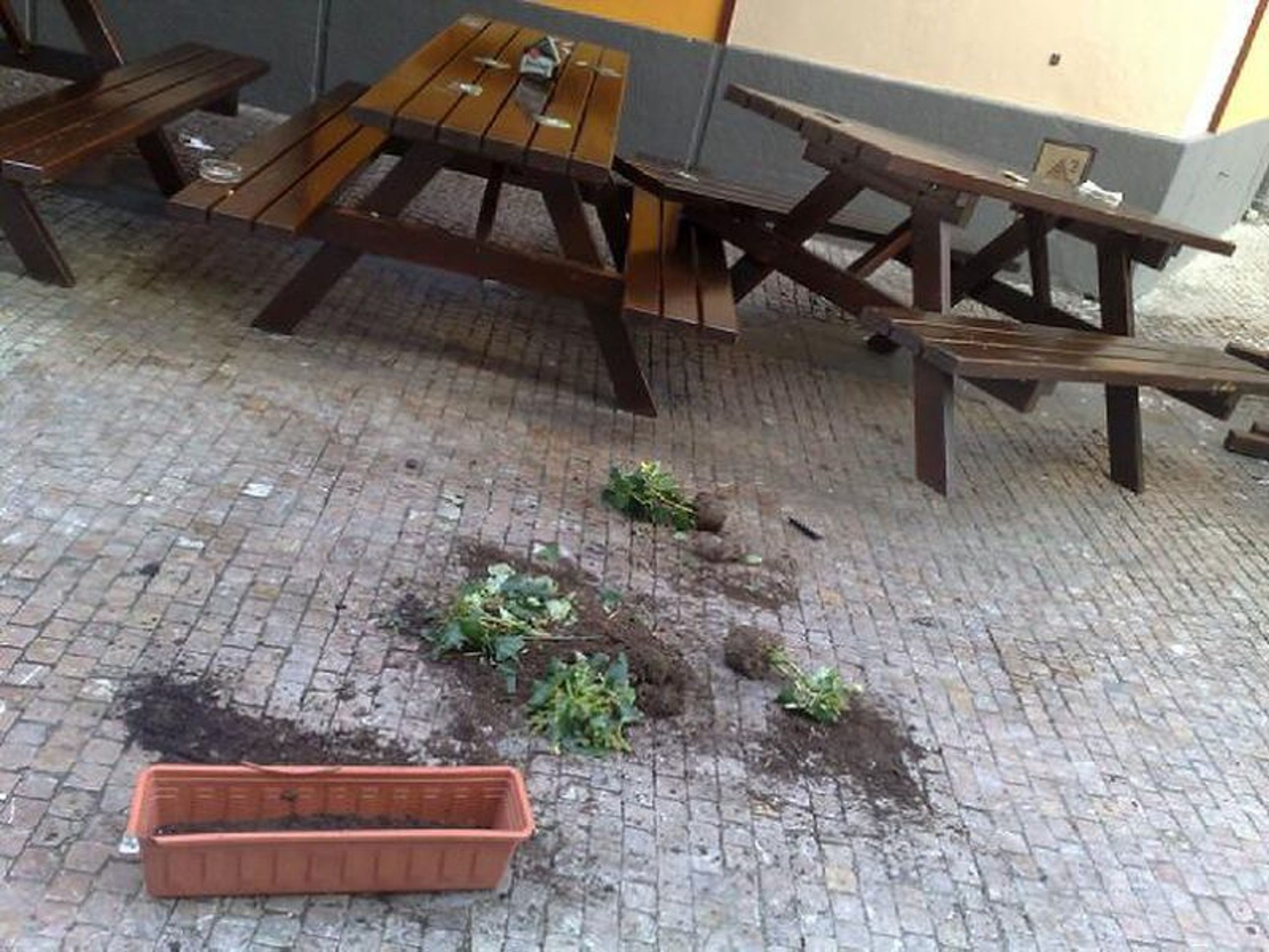 Restaurace po nájezdu fanoušků - GALERIE: Srbští fanoušci řádí v Praze (31/33)