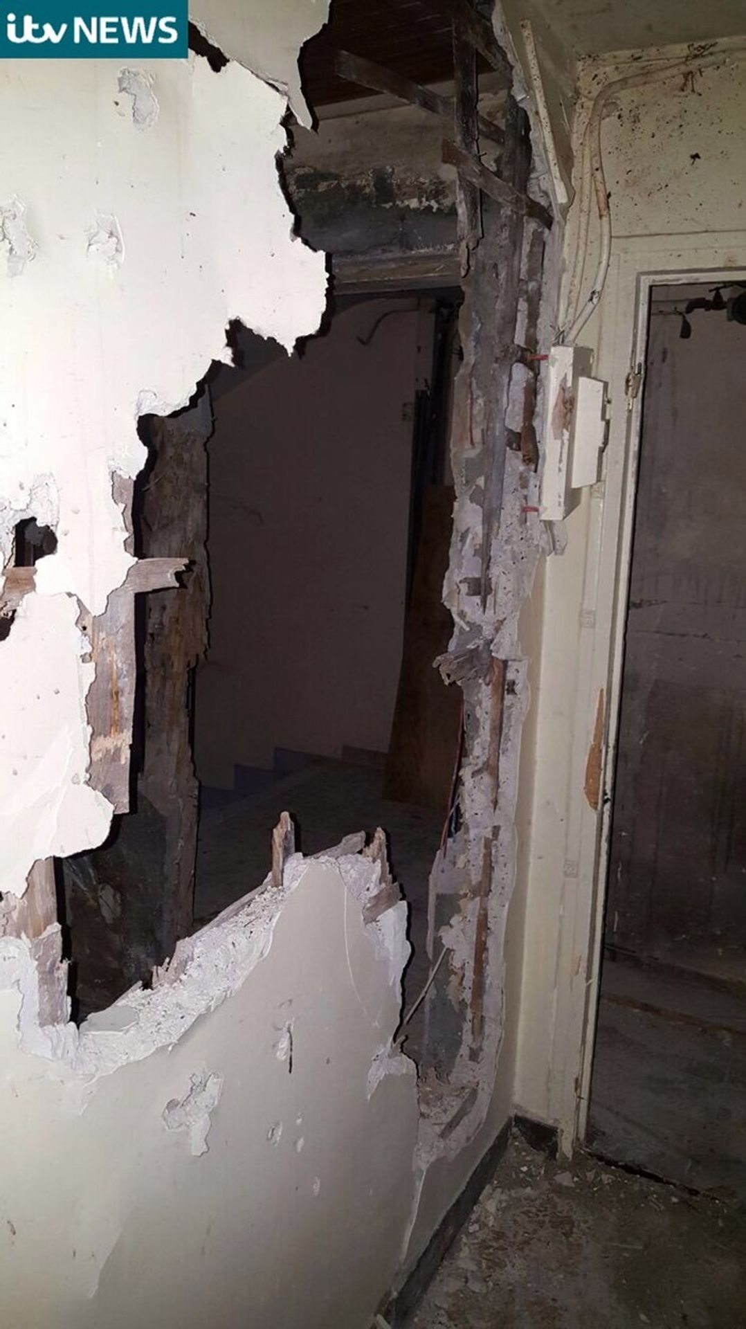 V tomto bytě se schovávali teroristi, policie v něm vystřílela tisíce střel - 5 - GALERIE: V tomto bytě se schovávali teroristi, policie v něm vystřílela tisíce střel (5/5)