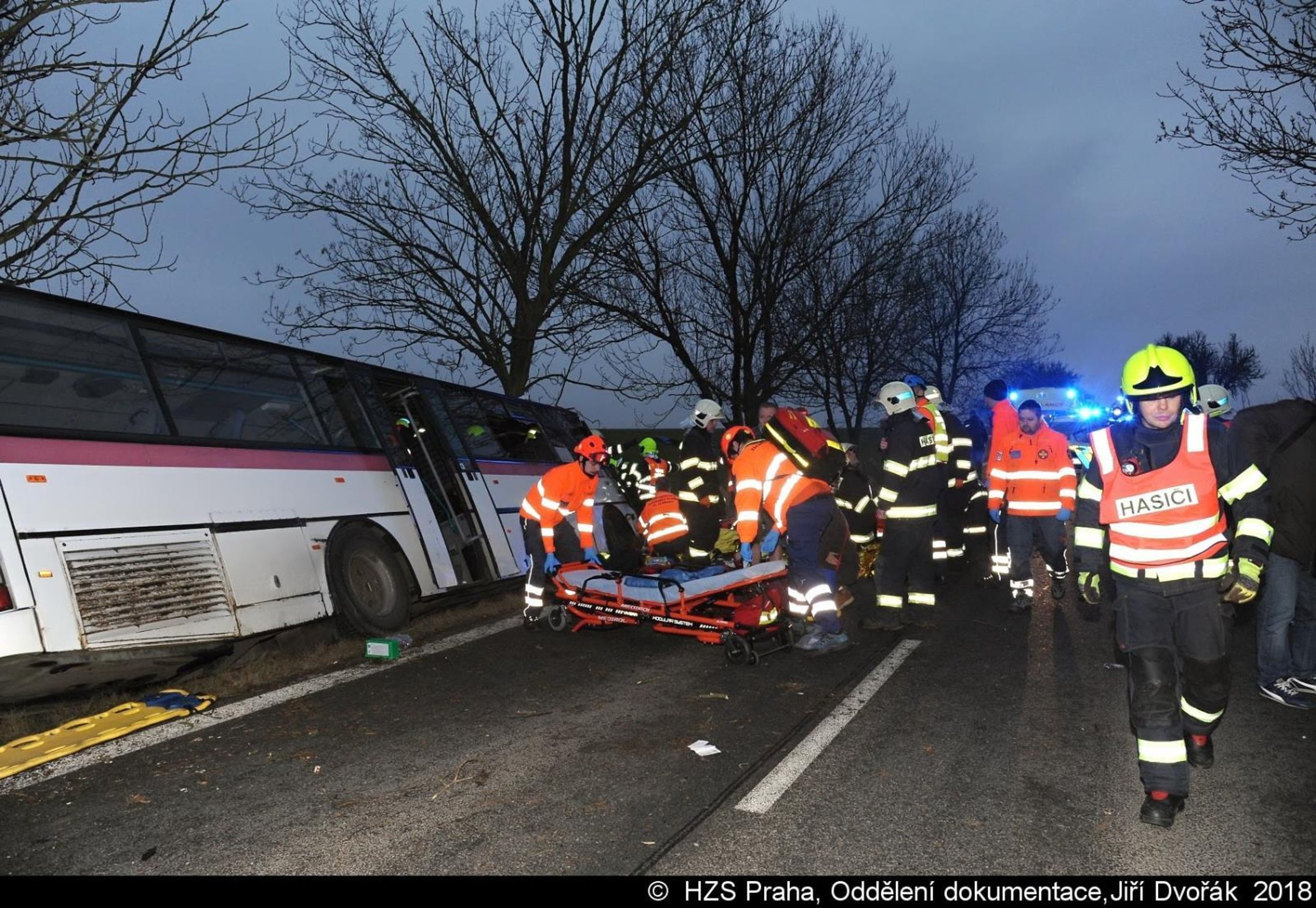Hororová nehoda autobusu ve Středočeském kraji - 1 - GALERIE: Tragická nehoda autobusu u Horoměřic (16/16)