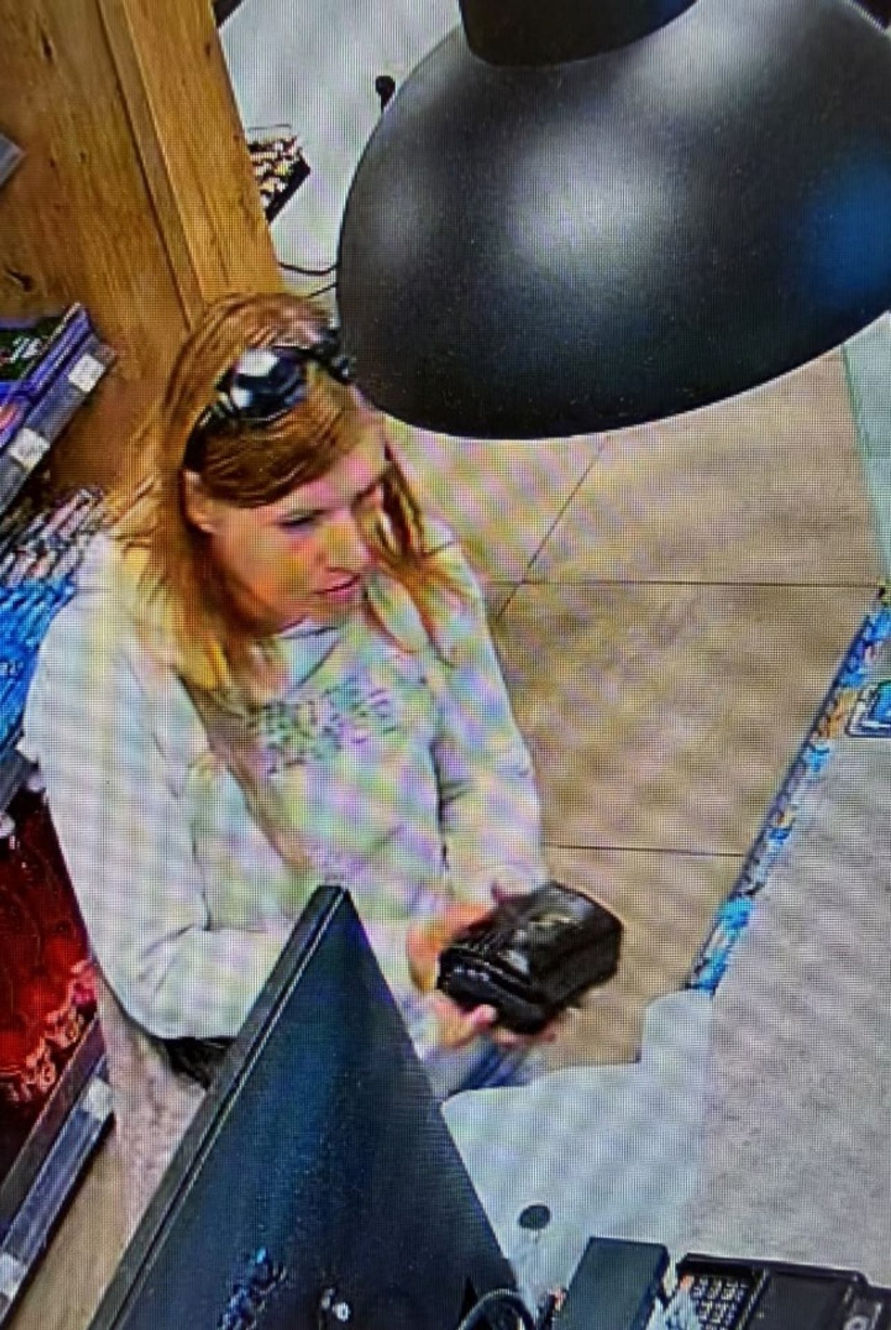 Pohřešovaná Jana Šerjeníková na záběru z bezpečnostní kamery - Pátrání po paní Janě Šerjeníkové (2/15)