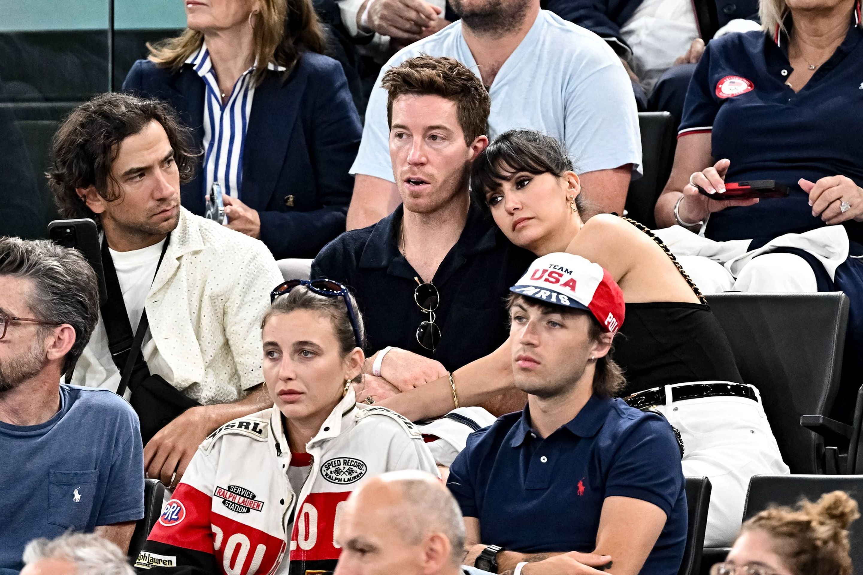 Americký snowboardista Shaun White (druhý zleva nahoře) s herečkou Ninou Dobrevovou (první zleva nahoře) - Celebrity v hledišti na LOH 2024 (9/13)