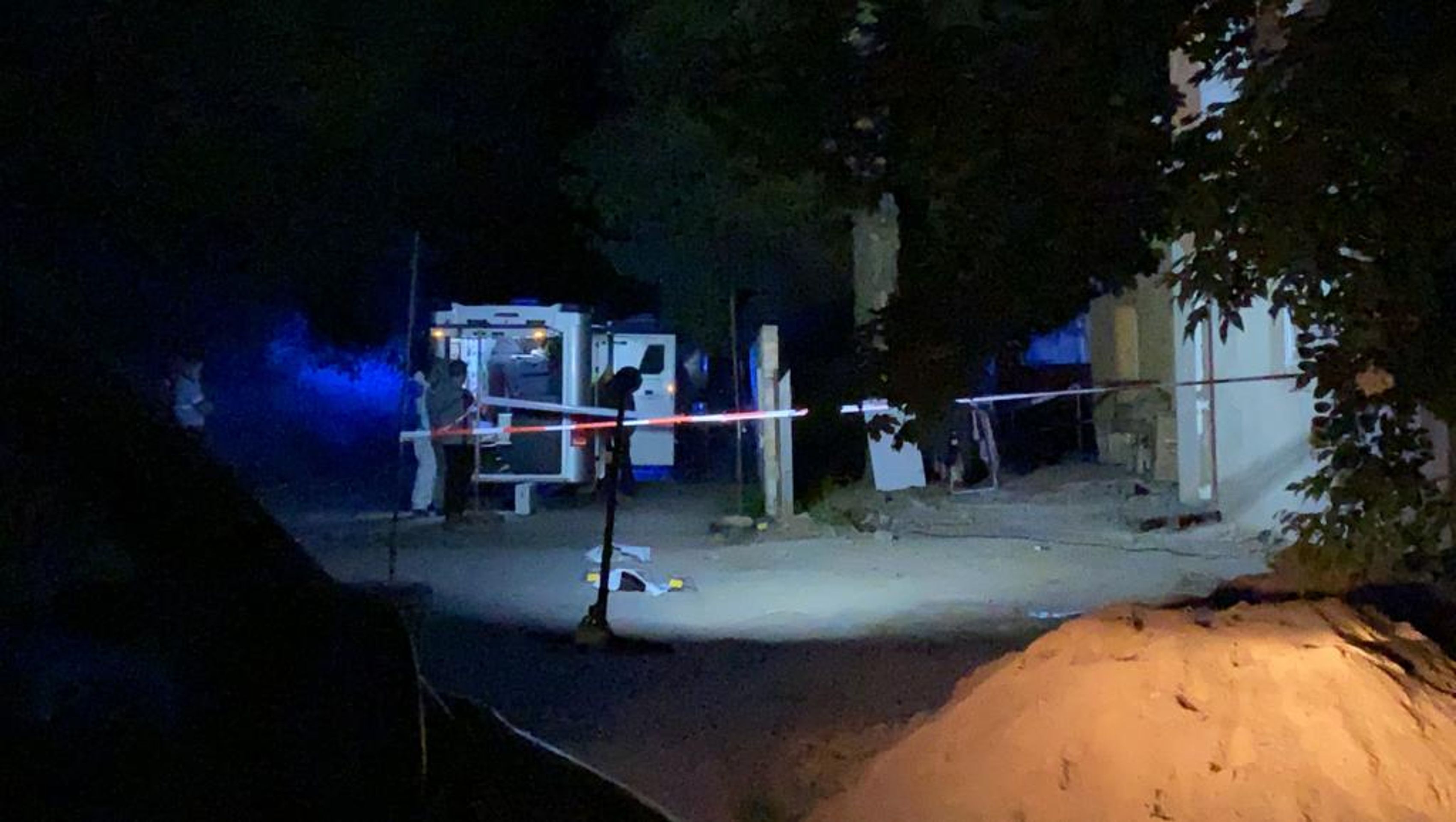 Vyšetřování závažného případu si převzala středočeská mordparta - GALERIE: Pobodání u ubytovny v Milovicích (5/5)