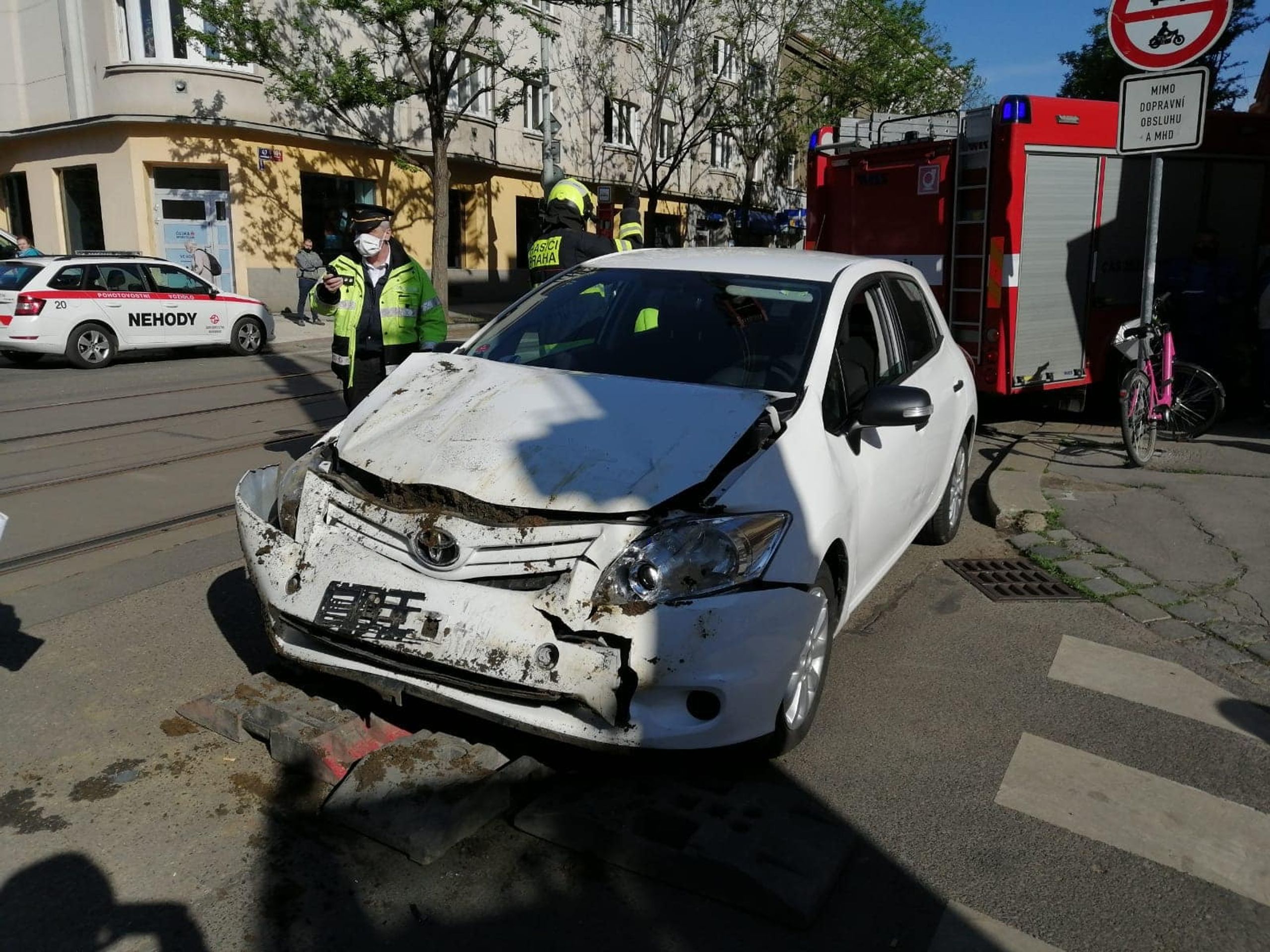 Řidička vjela přímo do výkopu - 11 - Fotogalerie: Hasiči museli vyprostit toyotu z dvoumetrového výkopu (7/7)