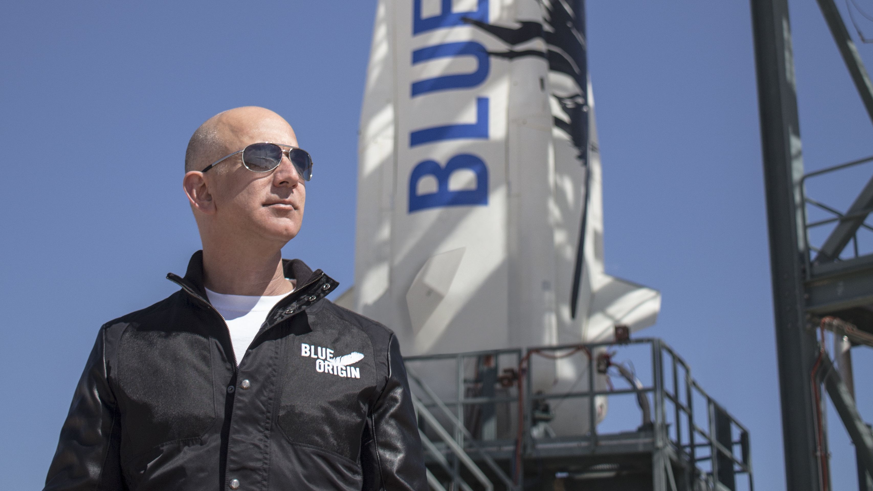 Jeff Bezos, zakladatel společnosti Blue Origin, kontroluje vzletovou plochu před první misí - GALERIE: TEST RAKETY (11/11)