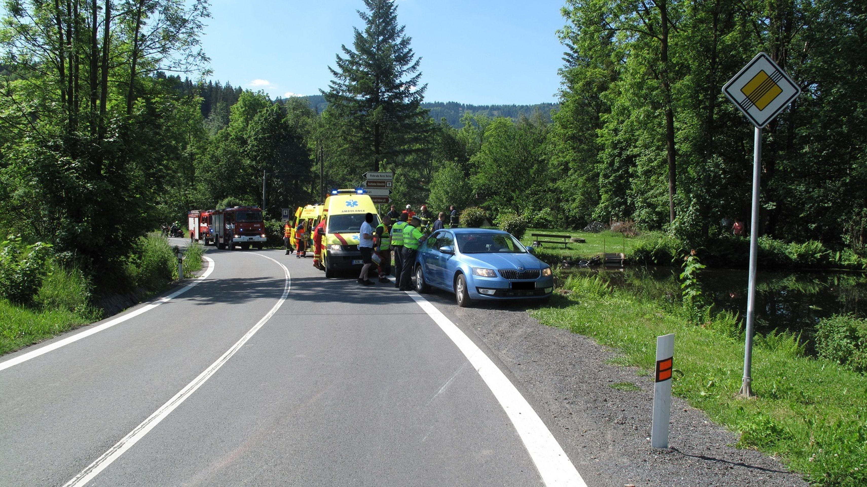 Motorkář skončil v rybníku - 1 - GALERIE: Motorkář skončil v rybníku (5/5)