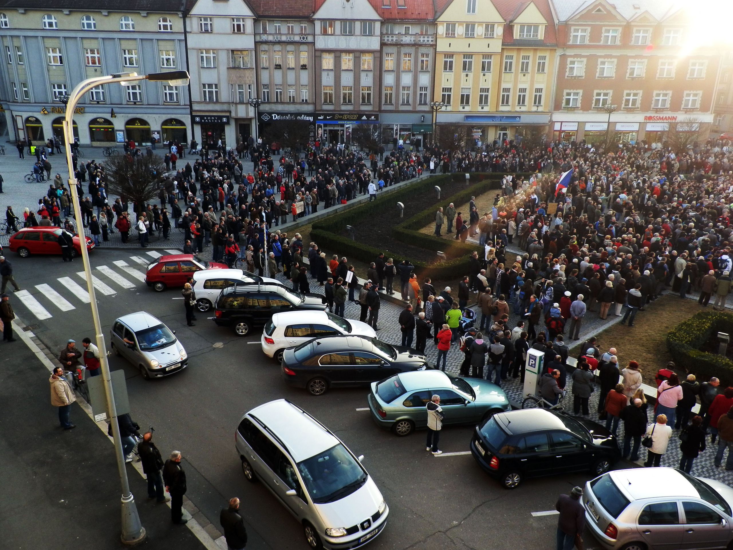 Lidé demonstrují proti vládě ČR a prezidentovi - 4 - Lidé protestují proti vládě Petra Nečase a prezidentu Klausovi (4/15)