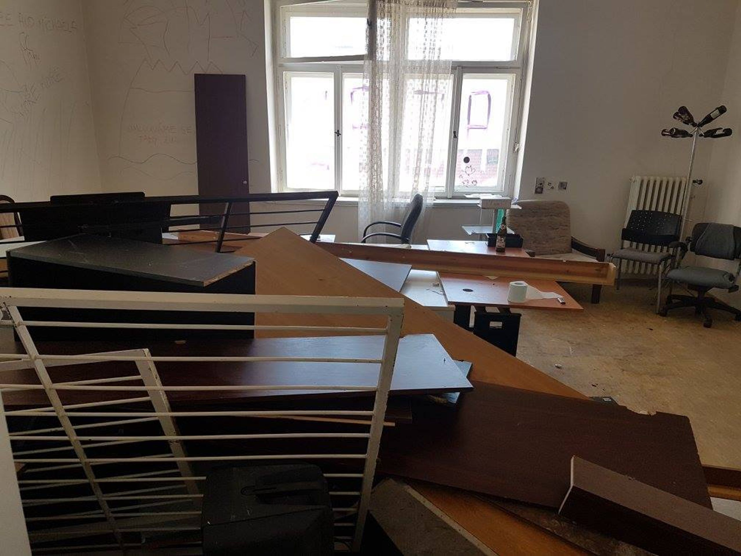 Squatteři zanechali v domech v Praze spoušť - 6 - GALERIE: Squatteři po sobě v domech zanechali spoušť (6/16)