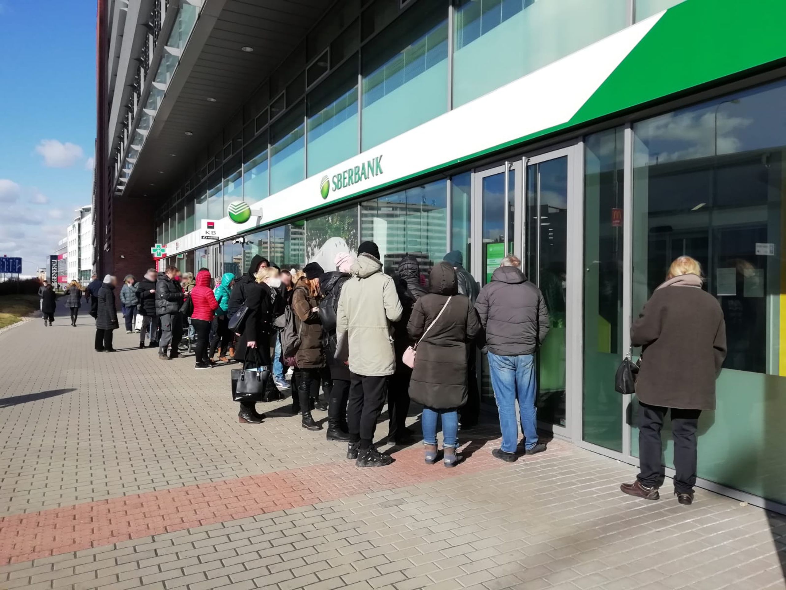 Fronty lidí před bankou Sberbank (1) - Fronty lidí před bankou Sberbank (3/5)