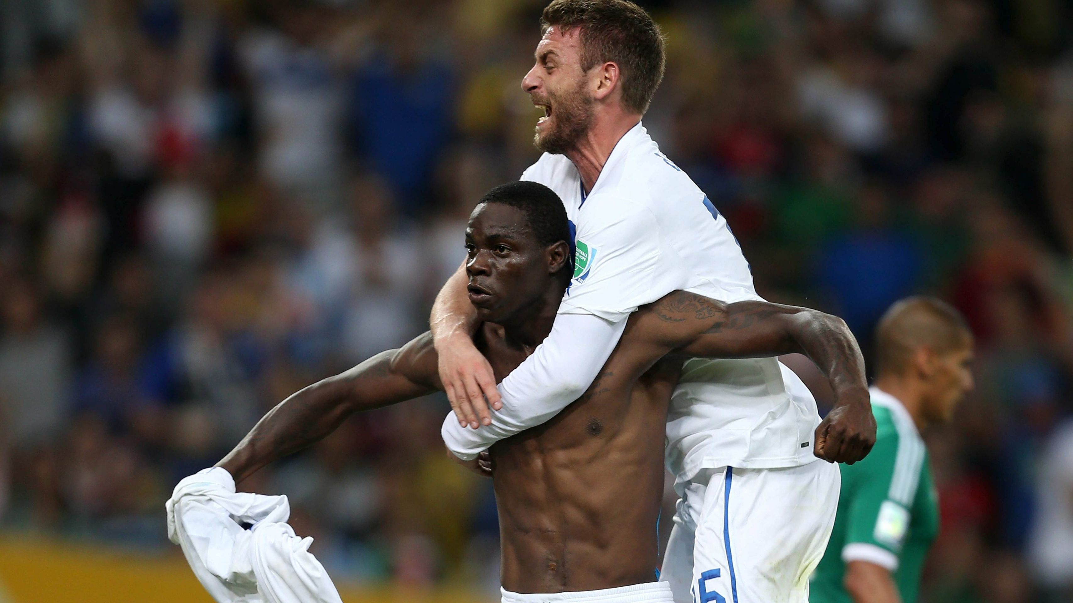 Mario Balotelli a Daniele de Rossi slaví gól - GALERIE: Balotelli slavil gól a dostal žlutou kartu (6/7)