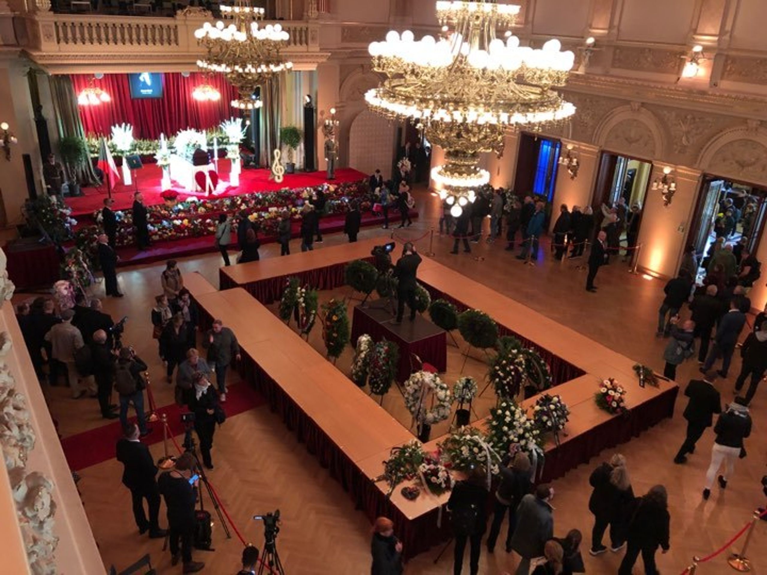 Lidé se loučí v Žofínském paláci s Karlem Gottem - 20 - GALERIE: Loučení s Karlem Gottem na Slovanském ostrově (36/39)