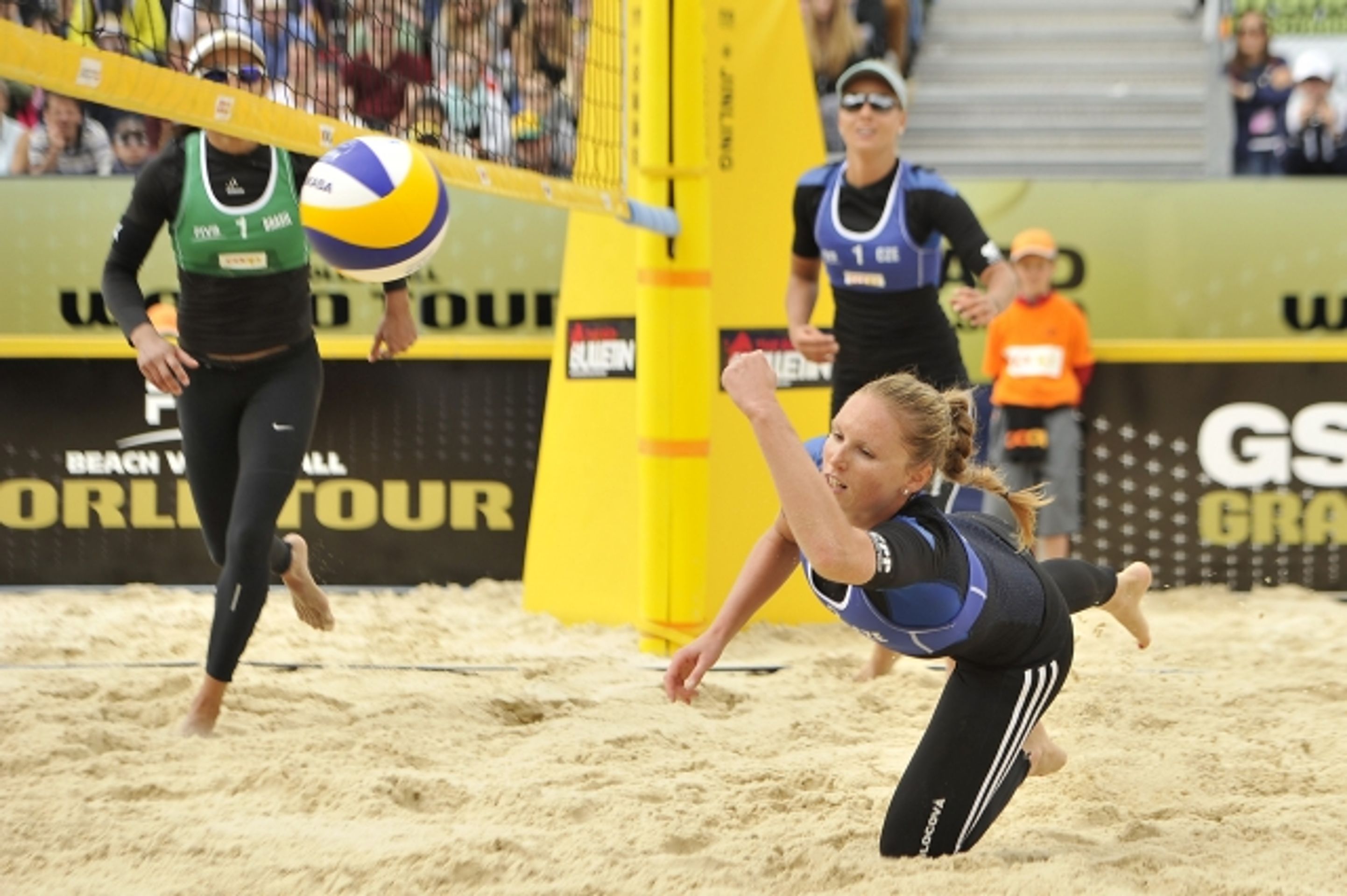 Beachvolejbal ve Gstaadu: parádní výměna Kiki a Maki - GALERIE: Beachvolejbalistky Kiki a Maki (16/17)
