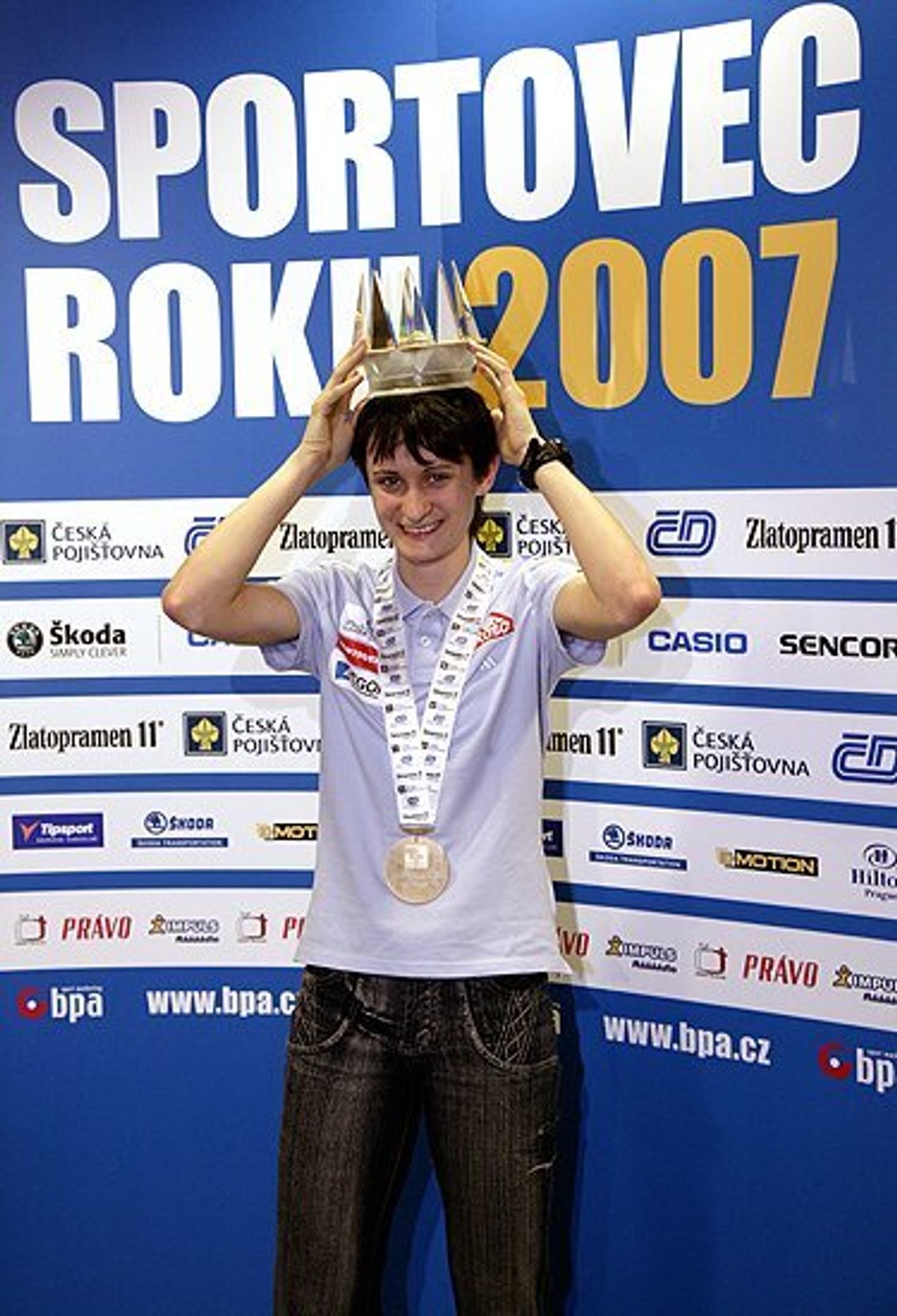 Martina Sáblíková převzala v pondělí večer na letišti v Praze korunu pro královnu českého sportu. - Když se Sáblíková dozvěděla o titulu, roztřásla se jí kolena (1/2)